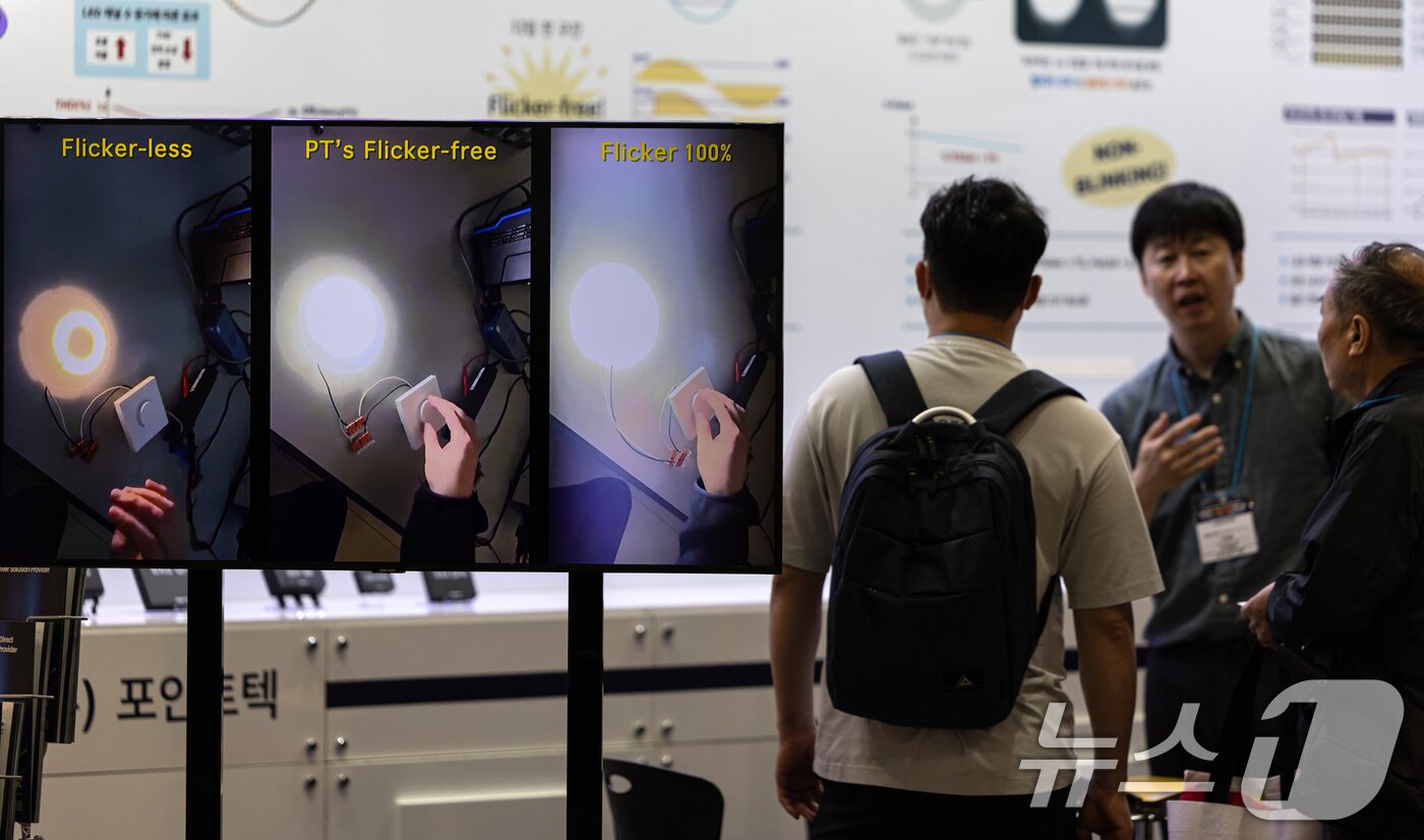 본문 이미지 - 25일 경기 고양시 일산 킨텍스에서 열린 &#39;2025 국제광융합엑스포&#39;를 찾은 관람객들이 부스를 둘러보고 있다. 2025.6.25/뉴스1 ⓒ News1 이승배 기자