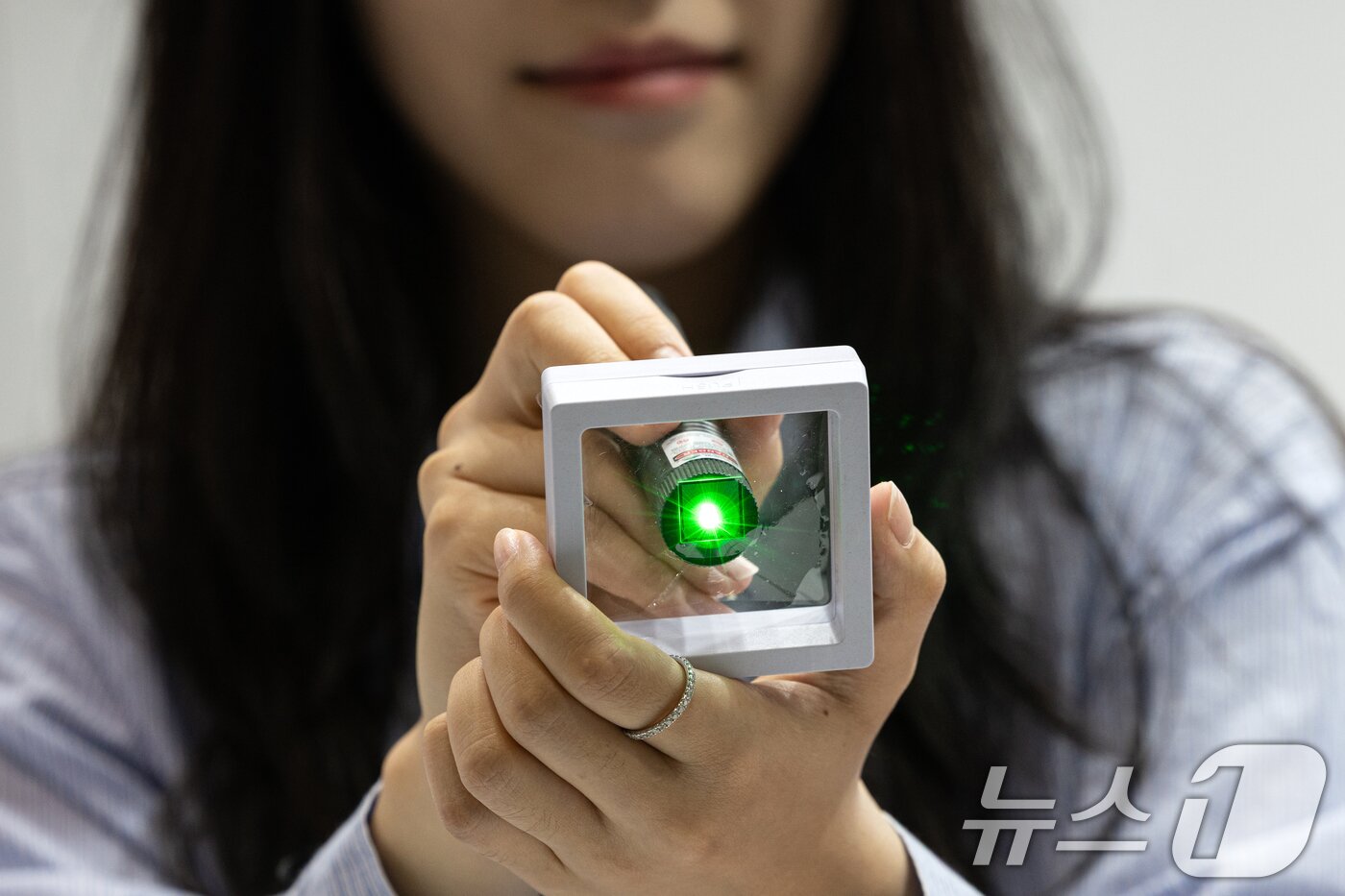 본문 이미지 - 25일 경기 고양시 일산 킨텍스에서 열린 &#39;2025 국제광융합엑스포&#39;에서 관계자가 회절광학소자&#40;DOE&#41;를 소개하고 있다. 2025.6.25/뉴스1 ⓒ News1 이승배 기자