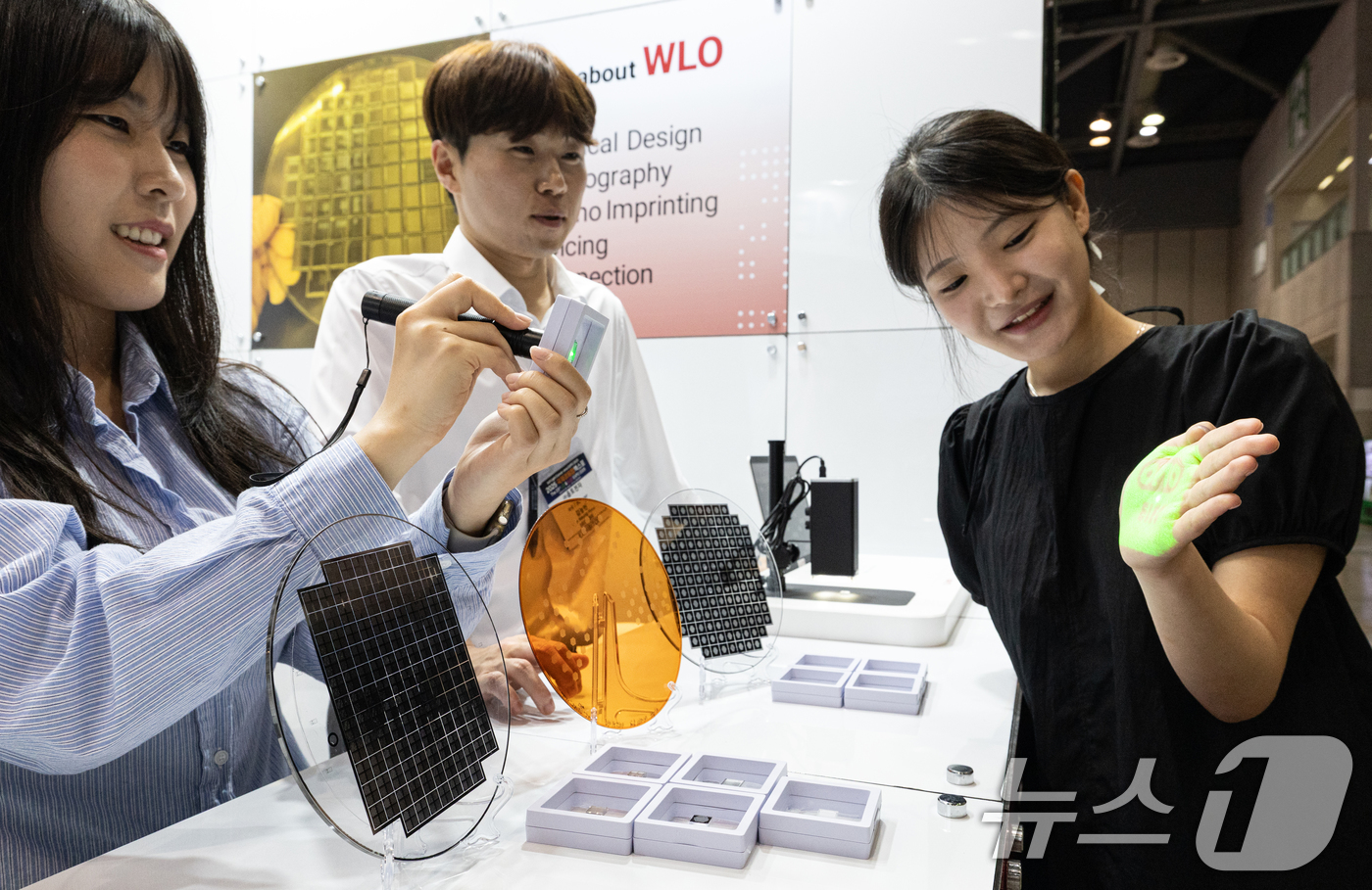 (고양=뉴스1) 이승배 기자 = 25일 경기 고양시 일산 킨텍스에서 열린 '2025 국제광융합엑스포'에서 회절광학소자(DOE)를 소개하고 있다. 2025.6.25/뉴스1