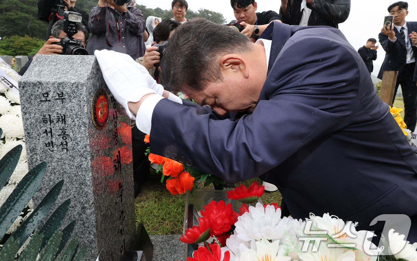 (대전=뉴스1) 김기태 기자 = 김병기 더불어민주당 당 대표 직무대행 겸 원내대표가 25일 국립대전현충원에 안장된 채수근 상병 묘역을 찾아 참배하고 있다. 2025.6.25/뉴스1 …