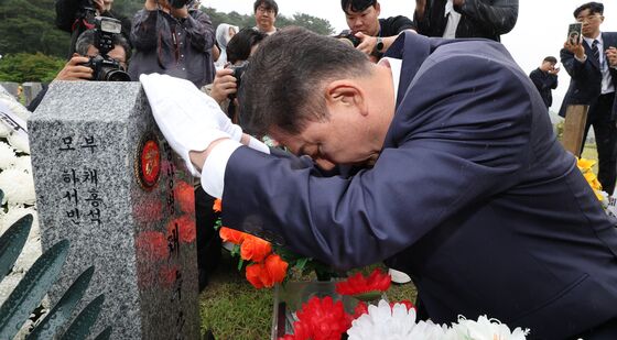 채 상병 묘역 참배하는 김병기