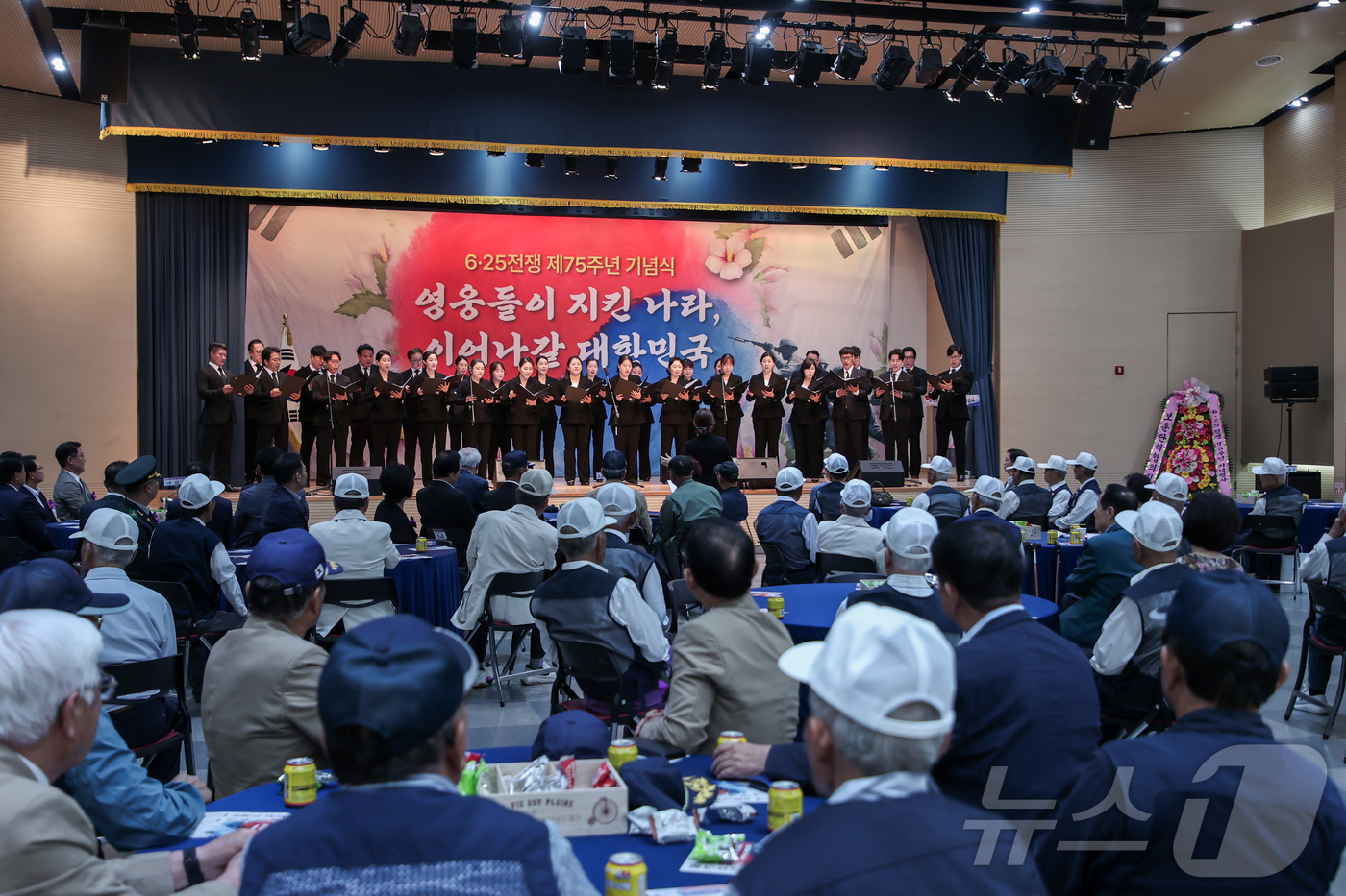 (당진=뉴스1) 이동원 기자 = 당진시(시장 오성환)는 25일 당진시 종합복지타운에서 6·25전쟁 제75주년을 맞아 호국영령과 참전용사의 희생과 헌신을 기리고 자유와 평화의 소중함 …