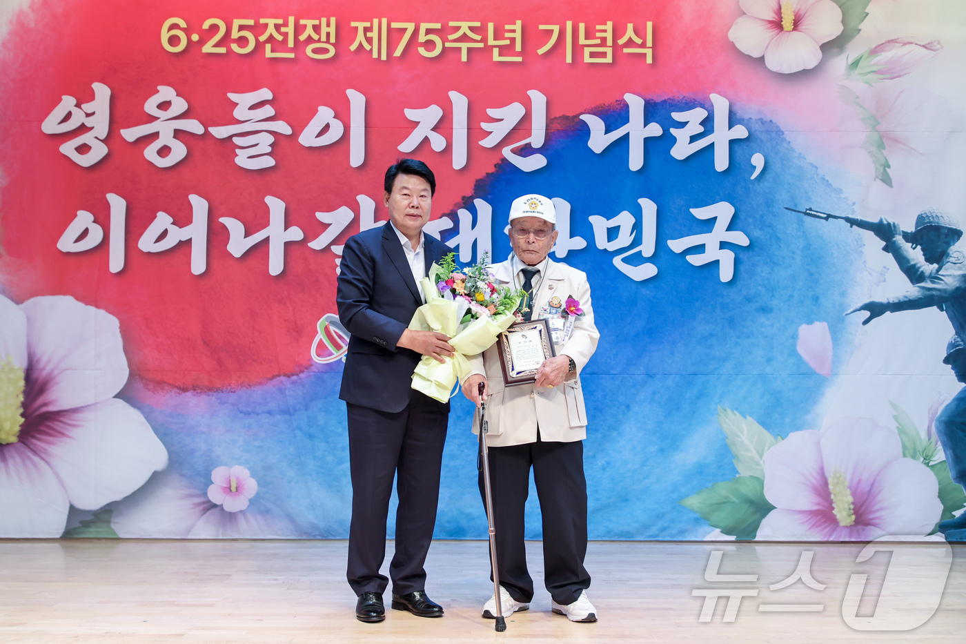 (당진=뉴스1) 이동원 기자 = 오성환 당진시장은 25일 당진시 종합복지타운에서 열린 6·25전쟁 제75주년 기념식에 참석했다.이날 기념식에는 오 시장을 비롯해 서영훈 당진시의회 …