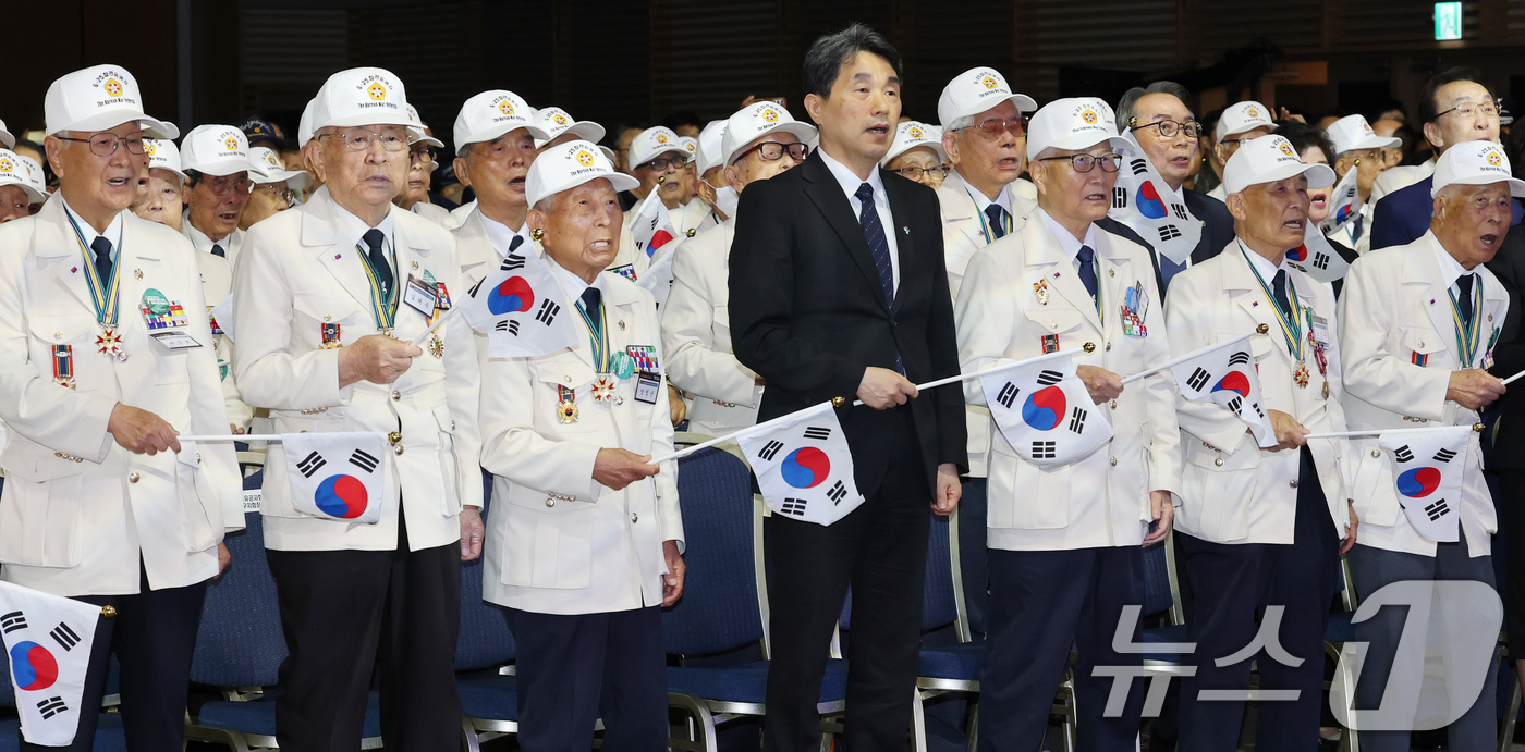 (대전=뉴스1) 김기태 기자 = 이주호 국무총리 직무대행 부총리 겸 교육부 장관과 참전용사가 25일 대전컨벤션센터에서 열린 6·25전쟁 75주년 행사에서 6·25의 노래를 부르며 …
