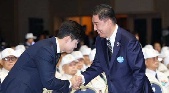 악수하는 김병기-김용태