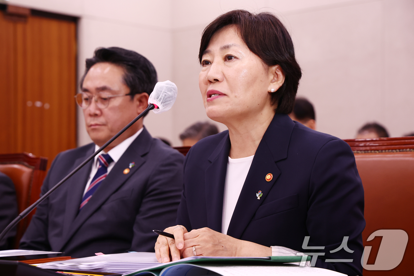 (서울=뉴스1) 김민지 기자 = 송미령 농림축산식품부 장관이 25일 오후 서울 여의도 국회에서 열린 농림축산식품해양수산위원회 전체회의에서 의원 질의에 답변하고 있다. 2025.6. …