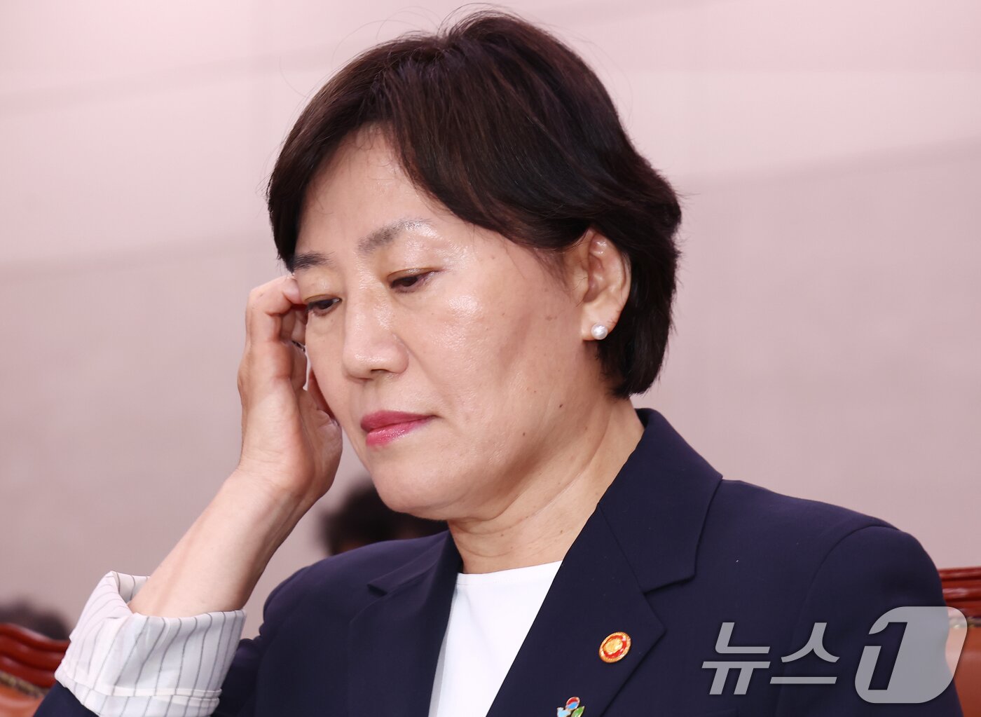본문 이미지 - 송미령 농림축산식품부 장관이 25일 오후 서울 여의도 국회에서 열린 농림축산식품해양수산위원회 전체회의에 출석, 머리를 넘기고 있다. 2025.6.25/뉴스1 ⓒ News1 김민지 기자
