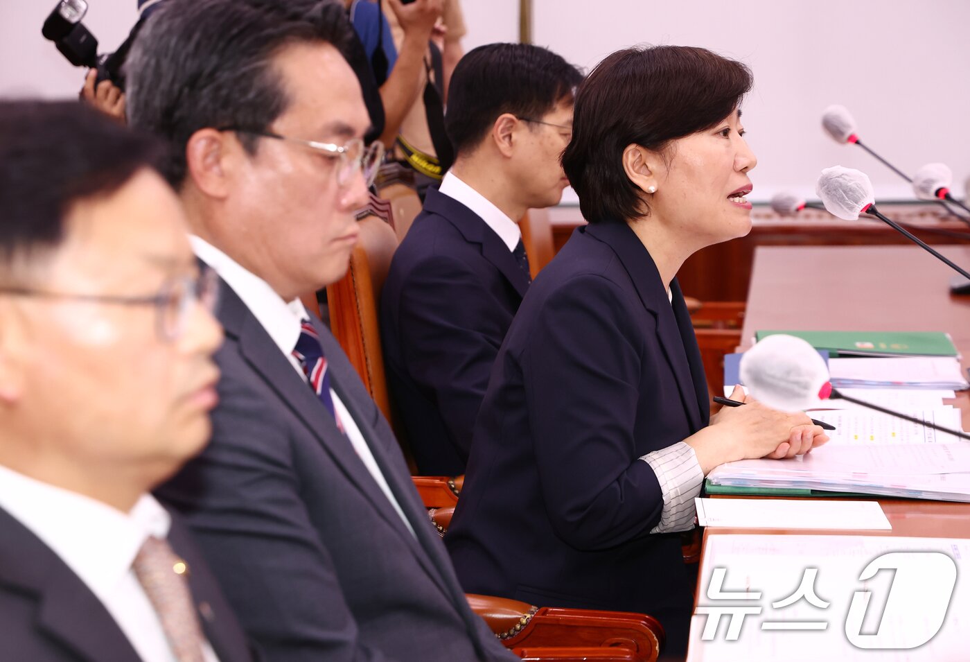 본문 이미지 - 송미령 농림축산식품부 장관이 25일 오후 서울 여의도 국회에서 열린 농림축산식품해양수산위원회 전체회의에서 의원 질의에 답변하고 있다. 2025.6.25/뉴스1 ⓒ News1 김민지 기자