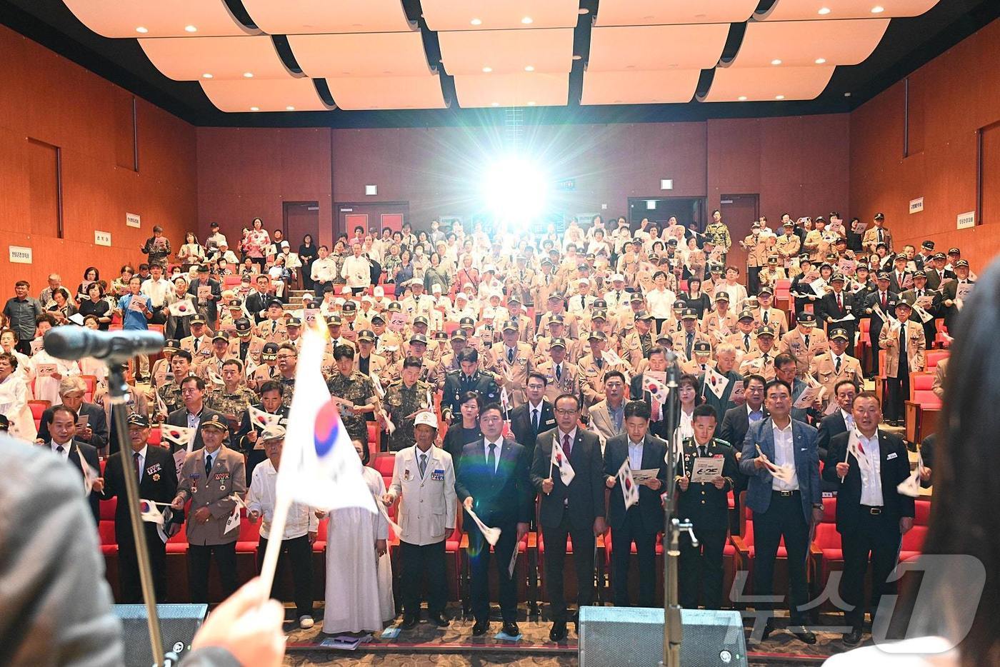 (예산=뉴스1) 이동원 기자 = 최재구 예산군수는 25일 군청 추사홀에서 참전용사들의 숭고한 희생과 헌신을 기리기 위한 ‘6·25전쟁 제75주년 기념식’에 참석했다.이번 행사는 1 …