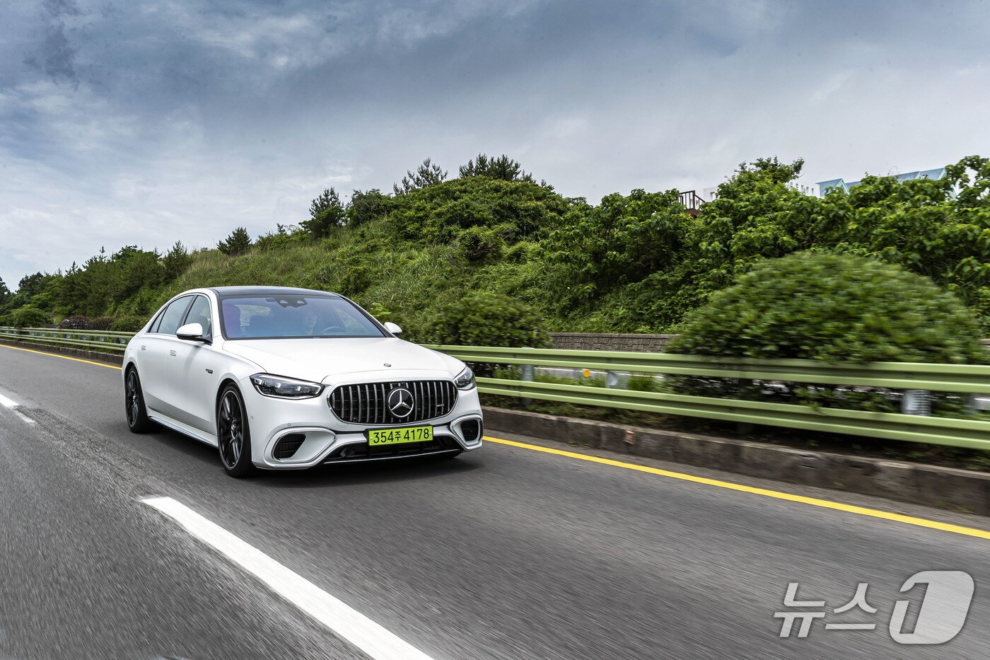 본문 이미지 - 23일 메르세데스-벤츠 코리아가 개최한 &#39;2025 벤츠 드림 라이드&#39; 시승 행사에서 올해 하반기 출시될 메르세데스-AMG S 63 E 퍼포먼스가 주행하는 모습&#40;메르세데스-벤츠 코리아 제공&#41;. 2025.06.23.
