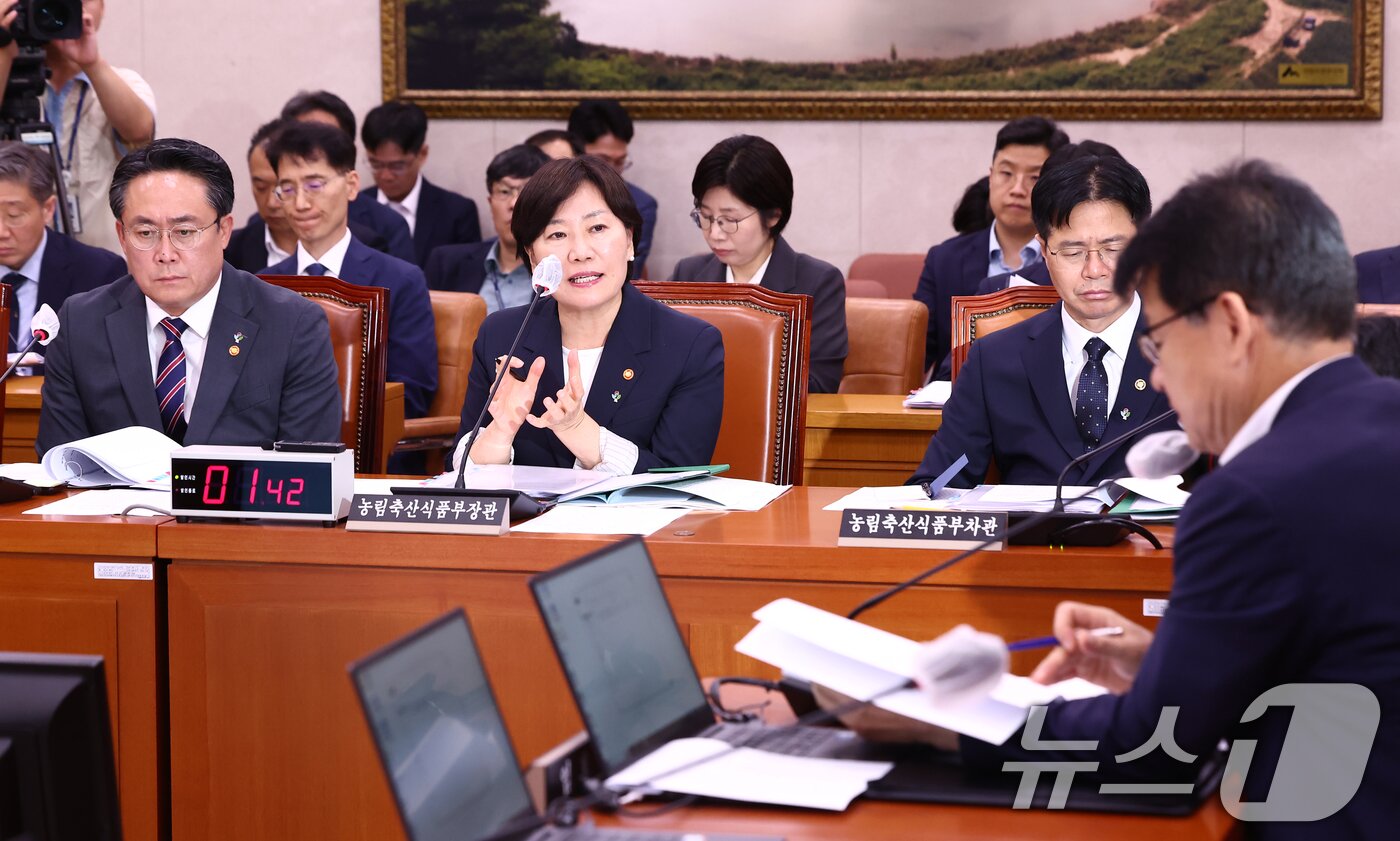 본문 이미지 - 송미령 농림축산식품부 장관이 25일 오후 서울 여의도 국회에서 열린 농림축산식품해양수산위원회 전체회의에서 의원 질의에 답변하고 있다. 2025.6.25/뉴스1 ⓒ News1 김민지 기자