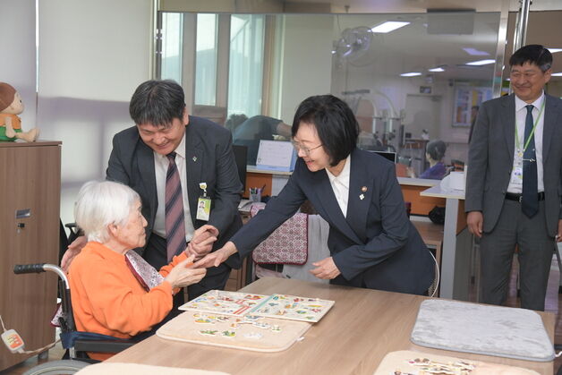 오유경 식약처장 대전보훈요양원서 유공자 격려, 위문금 전달