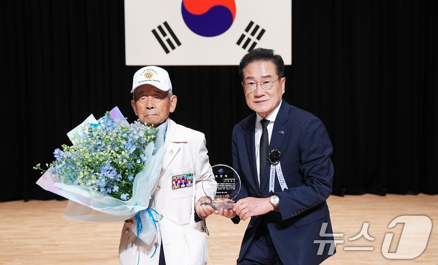 (영천=뉴스1) 정우용 기자 = 최기문 영천시장이 25일 열린 6·25전쟁 75주년 기념식에서  6·25 참전유공자에게 표창장을 수여한 뒤 기념사진을 찍고 있다.(영천시 제공) 2 …
