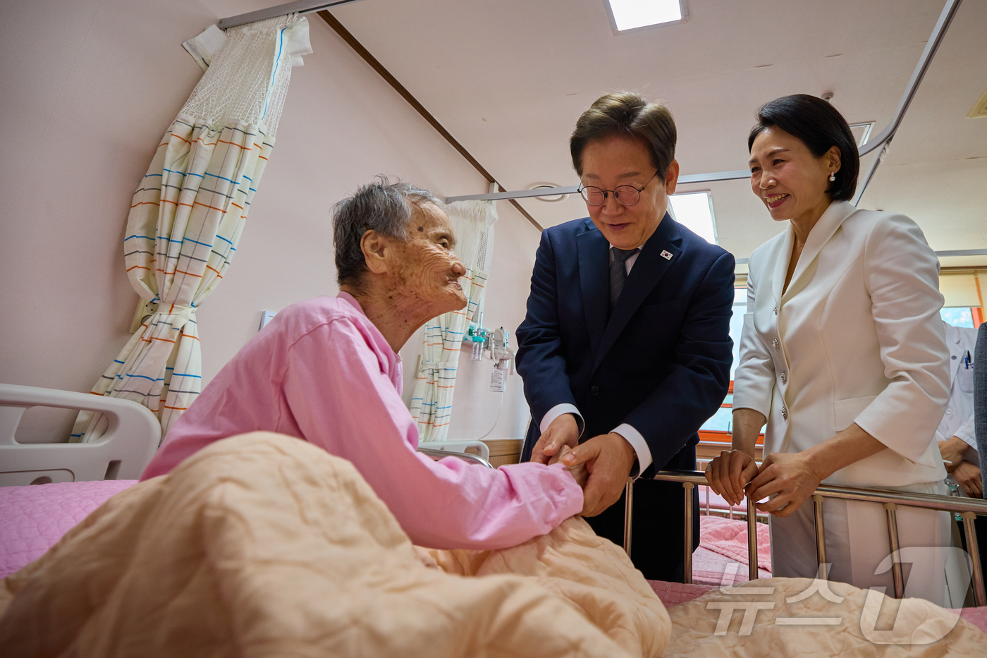 (서울=뉴스1) 이재명 기자 = 이재명 대통령과 부인 김혜경 여사가 25일 전남 고흥군 국립소록도병원을 찾아 한센인들과 인사를 나누고 있다. (대통령실 제공. 재판매 및 DB 금지 …