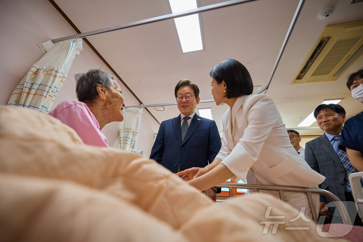 본문 이미지 - 이재명 대통령과 부인 김혜경 여사가 25일 전남 고흥군 국립소록도병원을 찾아 한센인들과 인사를 나누고 있다. (대통령실 제공. 재판매 및 DB 금지) 2025.6.25/뉴스1 ⓒ News1 이재명 기자