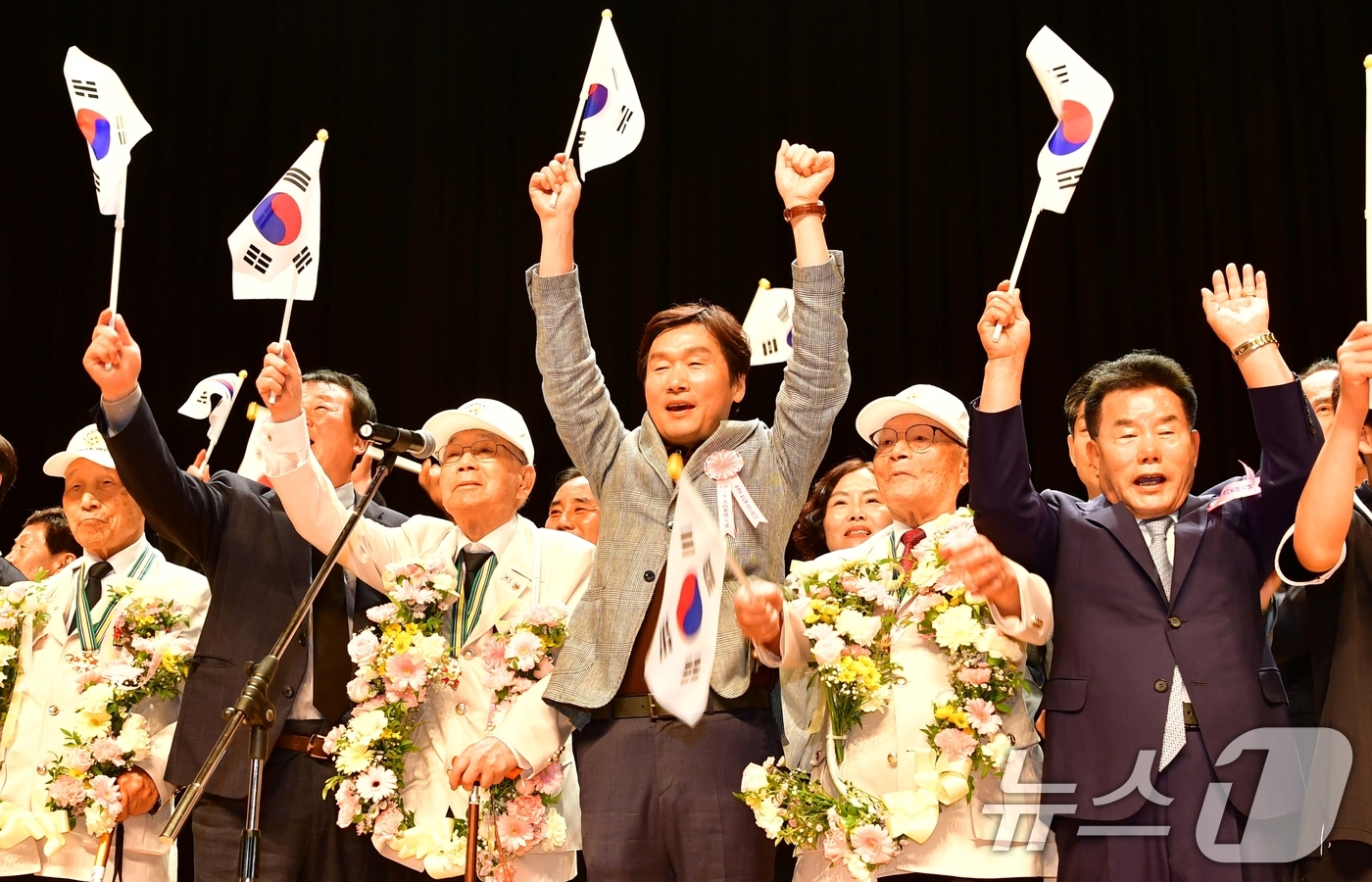 (경산=뉴스1) 정우용 기자 = 조현일 경산시장이 25일 열린 6·25전쟁 75주년 기념식에서 등과 함께 만세삼창을 하고 있다. (경산시 제공)2025.6.25/뉴스1