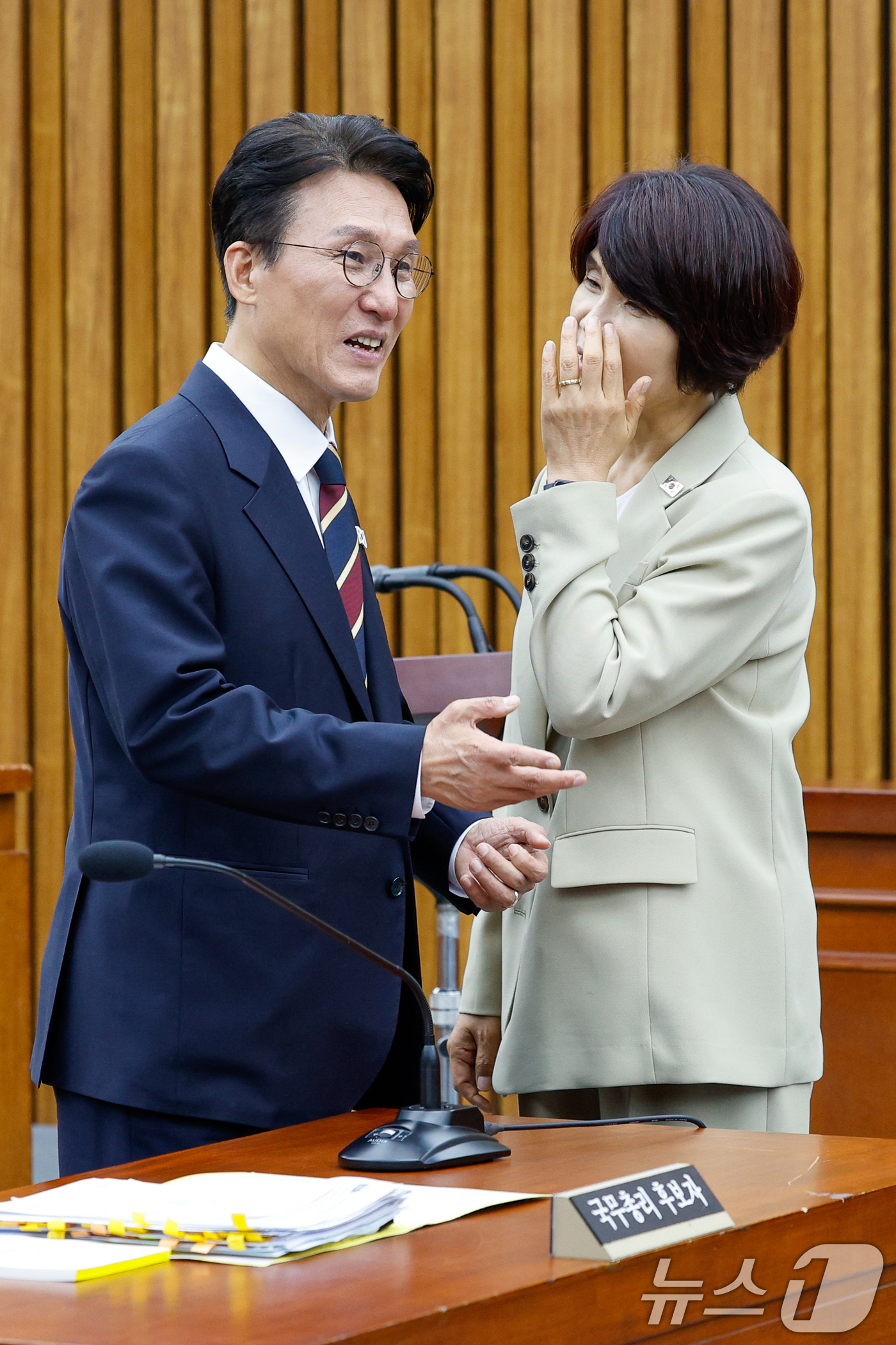 (서울=뉴스1) 안은나 기자 = 김민석 국무총리 후보자가 25일 오후 서울 여의도 국회에서 열린 인사청문회에 출석해 한정애 더불어민주당 의원과 대화하고 있다. 2025.6.25/뉴 …