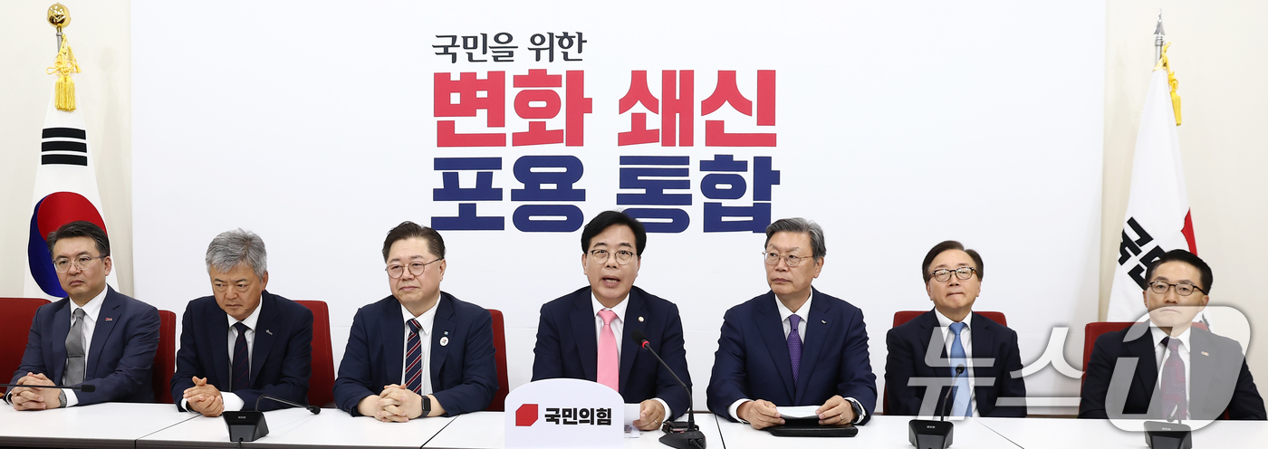 (서울=뉴스1) 김민지 기자 = 송언석 국민의힘 원내대표가 25일 오후 서울 여의도 국회에서 경제6단체 상근부회장단과 간담회에서 인사말을 하고 있다.왼쪽부터 오기웅 중소기업중앙회 …