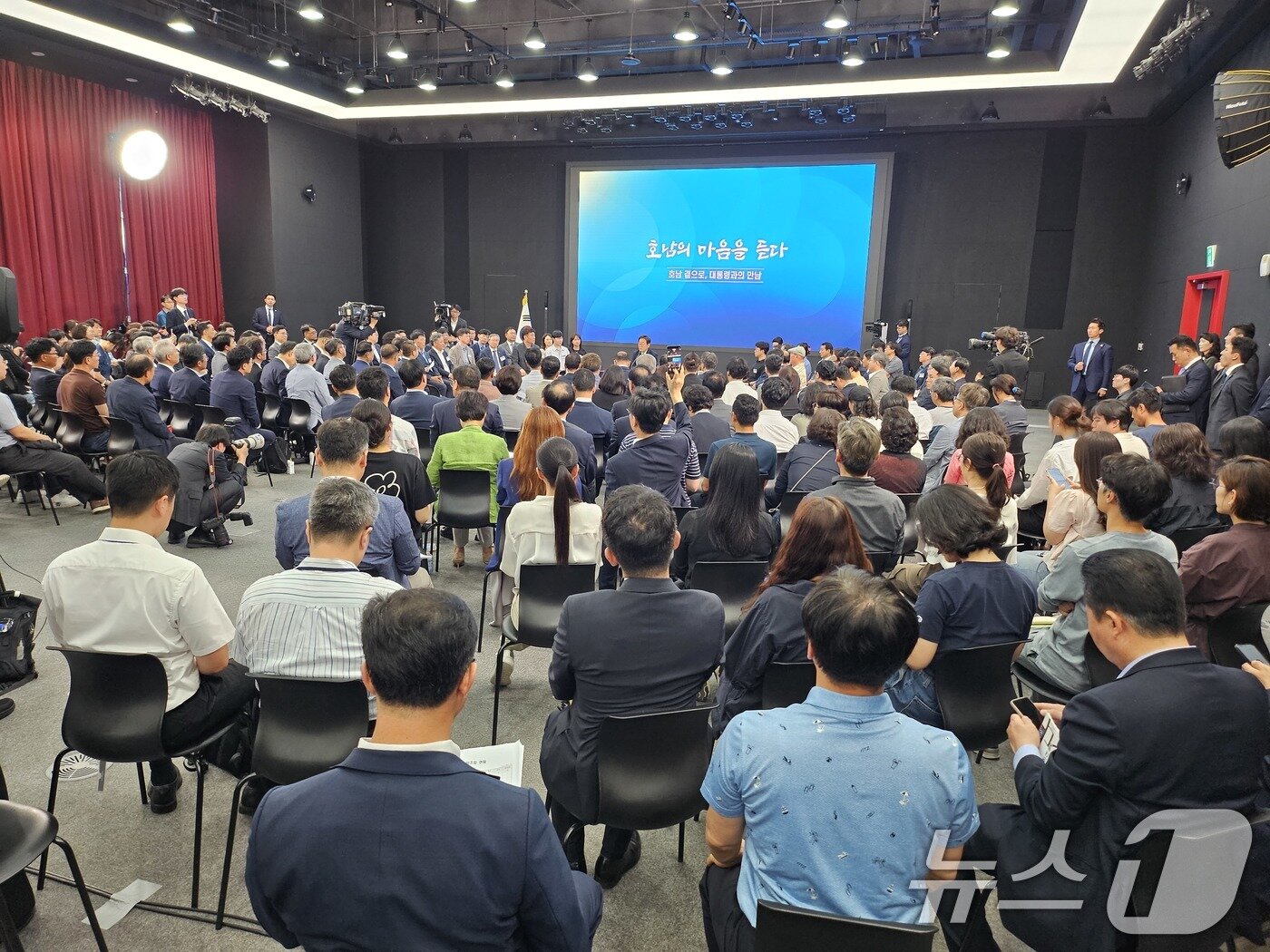 본문 이미지 - 이재명 대통령이 25일 광주 동구 국립아시아문화전당&#40;ACC&#41;에서 &#39;호남의 마음을 듣다&#39; 타운홀 미팅을 개최하고 있다. 2025.6.25/뉴스1 ⓒ News1 이수민 기자