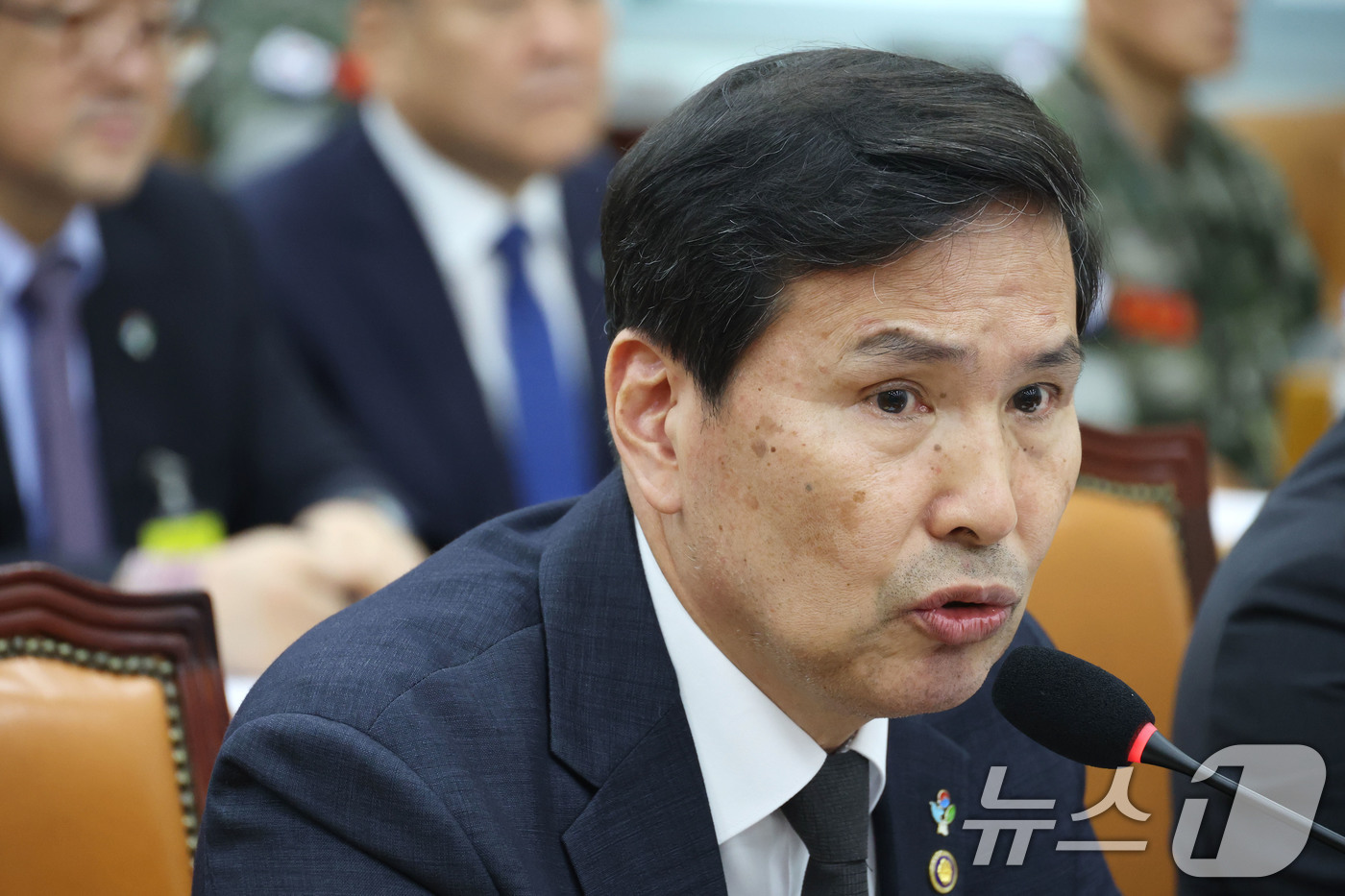 (서울=뉴스1) 이광호 기자 = 김선호 국방부 장관 직무대행이 25일 오후 서울 여의도 국회에서 열린 국방위원회 전체회의에 출석해 의원 질의에 답하고 있다. 2025.6.25/뉴스 …