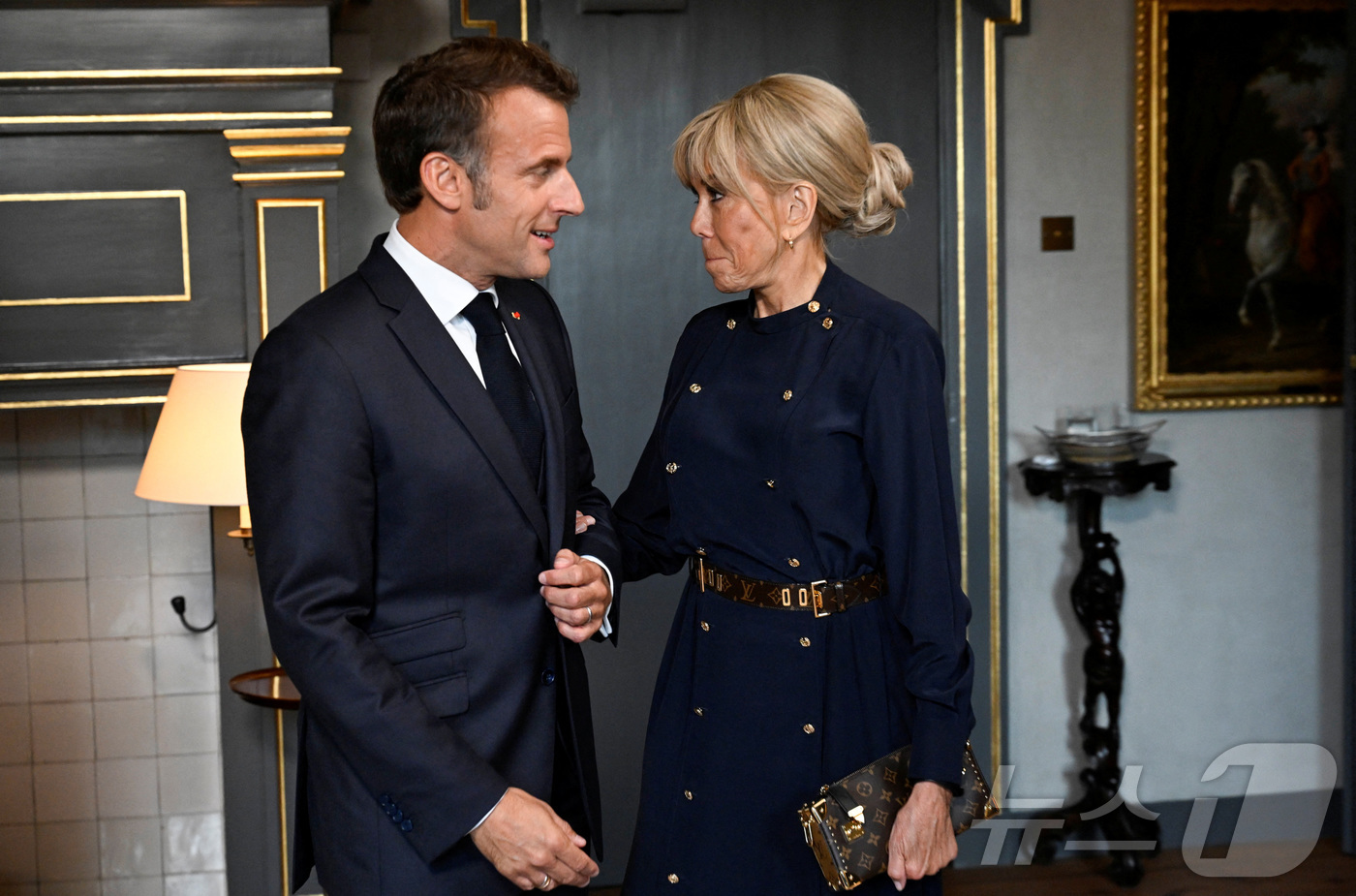 (헤이그 로이터=뉴스1) 강민경 기자 = 에마뉘엘 마크롱 프랑스 대통령(왼쪽)이 24일(현지시간) 네덜란드 헤이그에서 열리는 나토 정상회의 참석을 계기로 아내 브리지트 여사와 헤이 …