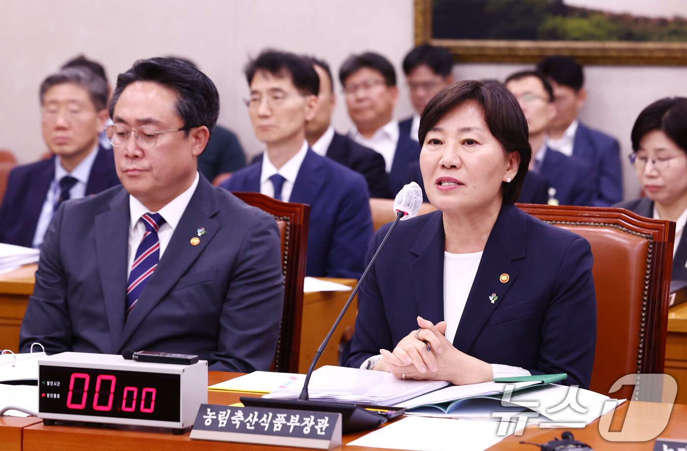 본문 이미지 - 송미령 농림축산식품부 장관이 25일 오후 서울 여의도 국회에서 열린 농림축산식품해양수산위원회 전체회의에 출석, 자료를 살피고 있다. 왼쪽은 강도형 해양수산부 장관. 2025.6.25/뉴스1 ⓒ News1 김민지 기자