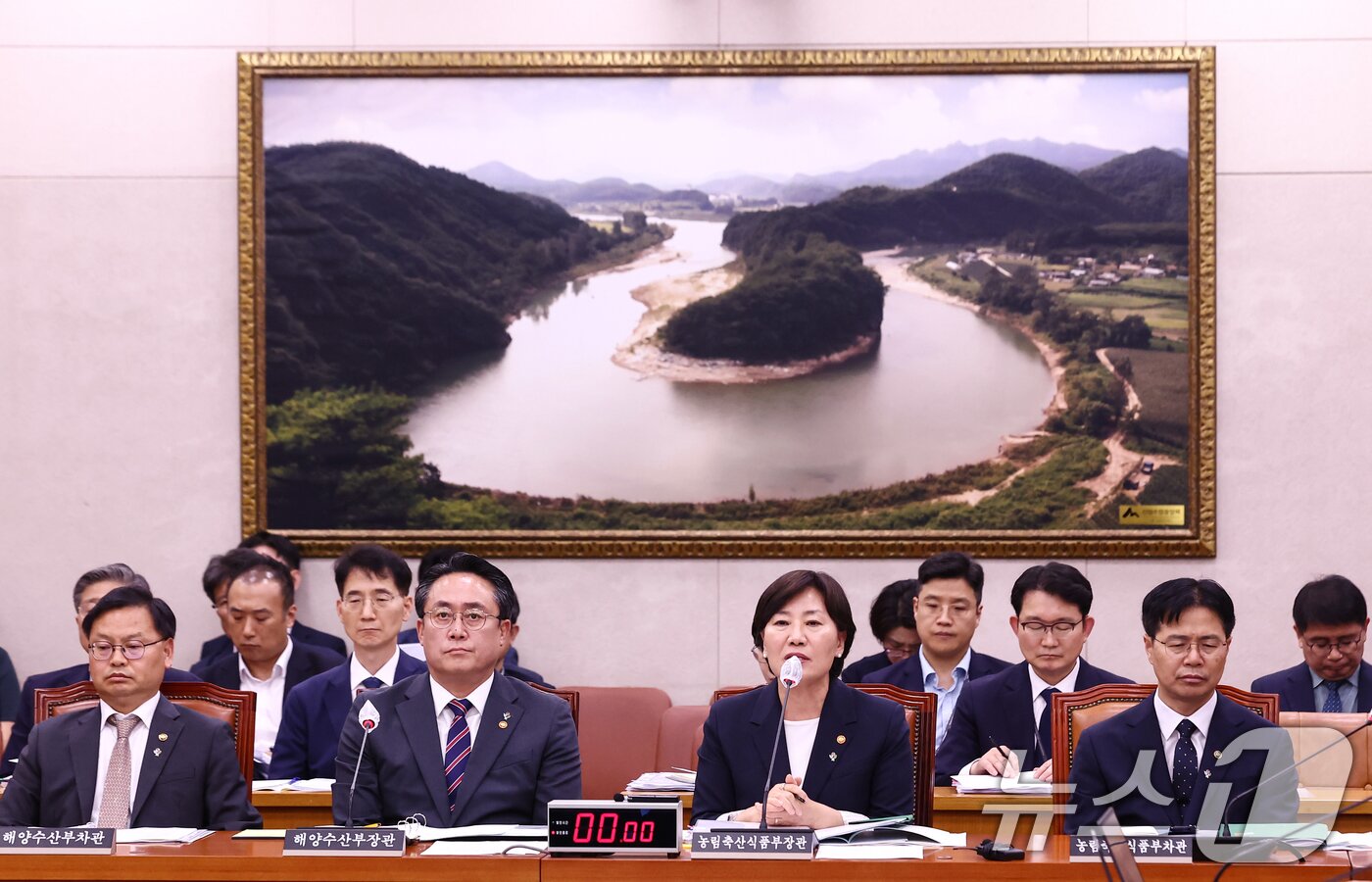 본문 이미지 - 송미령 농림축산식품부 장관이 25일 오후 서울 여의도 국회에서 열린 농림축산식품해양수산위원회 전체회의에 출석해 의원 질의에 답변하고 있다. 왼쪽 두번째는 강도형 해양수산부 장관. 2025.6.25/뉴스1 ⓒ News1 김민지 기자