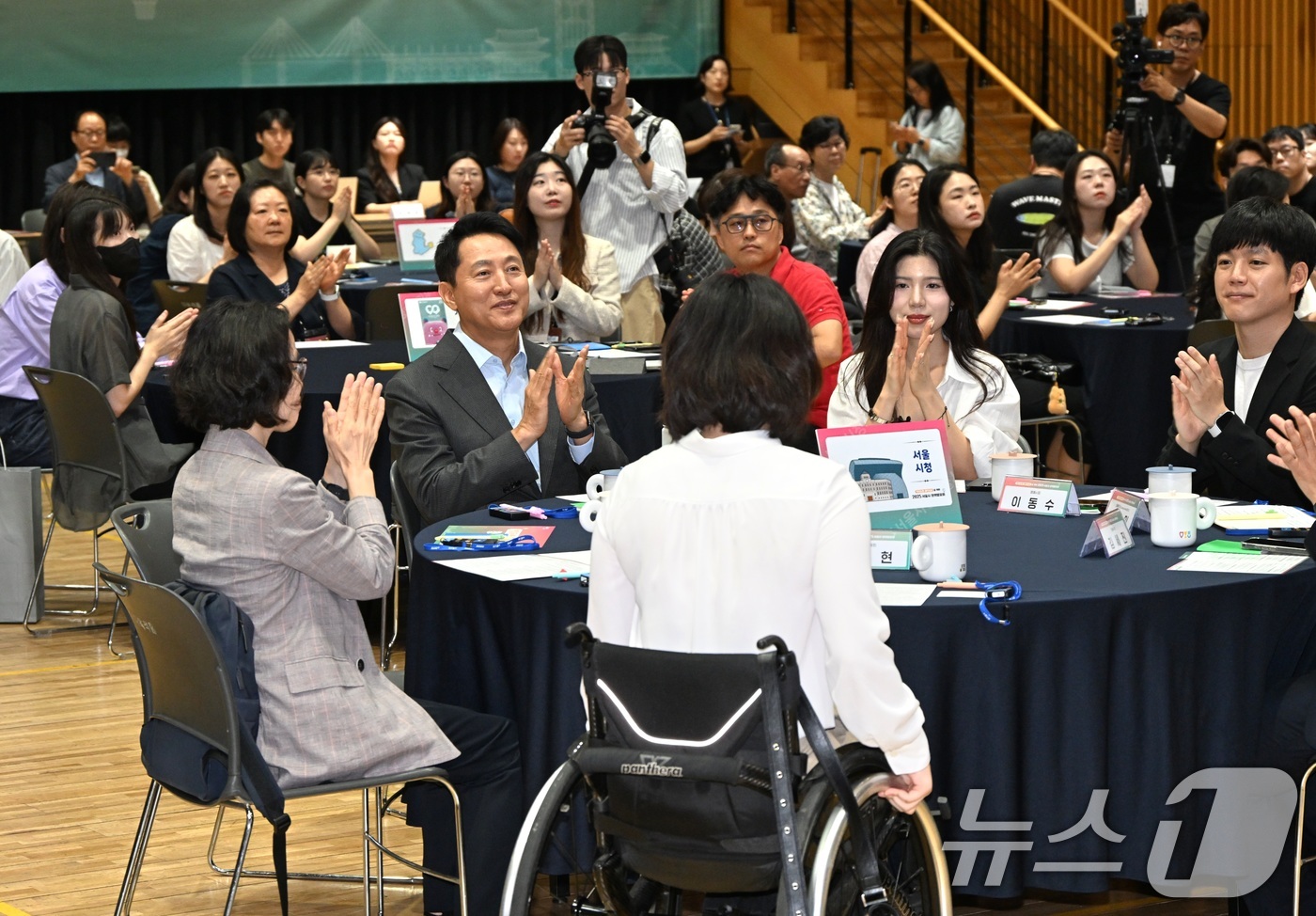 (서울=뉴스1) = 오세훈 서울시장이 25일 서울 중구 서울특별시청에서 열린 '약자동행 매력서울 창의발표회'에서 서울시 공무원의 창의제안 발표를 청취하고 있다. (서울시 제공. 재 …