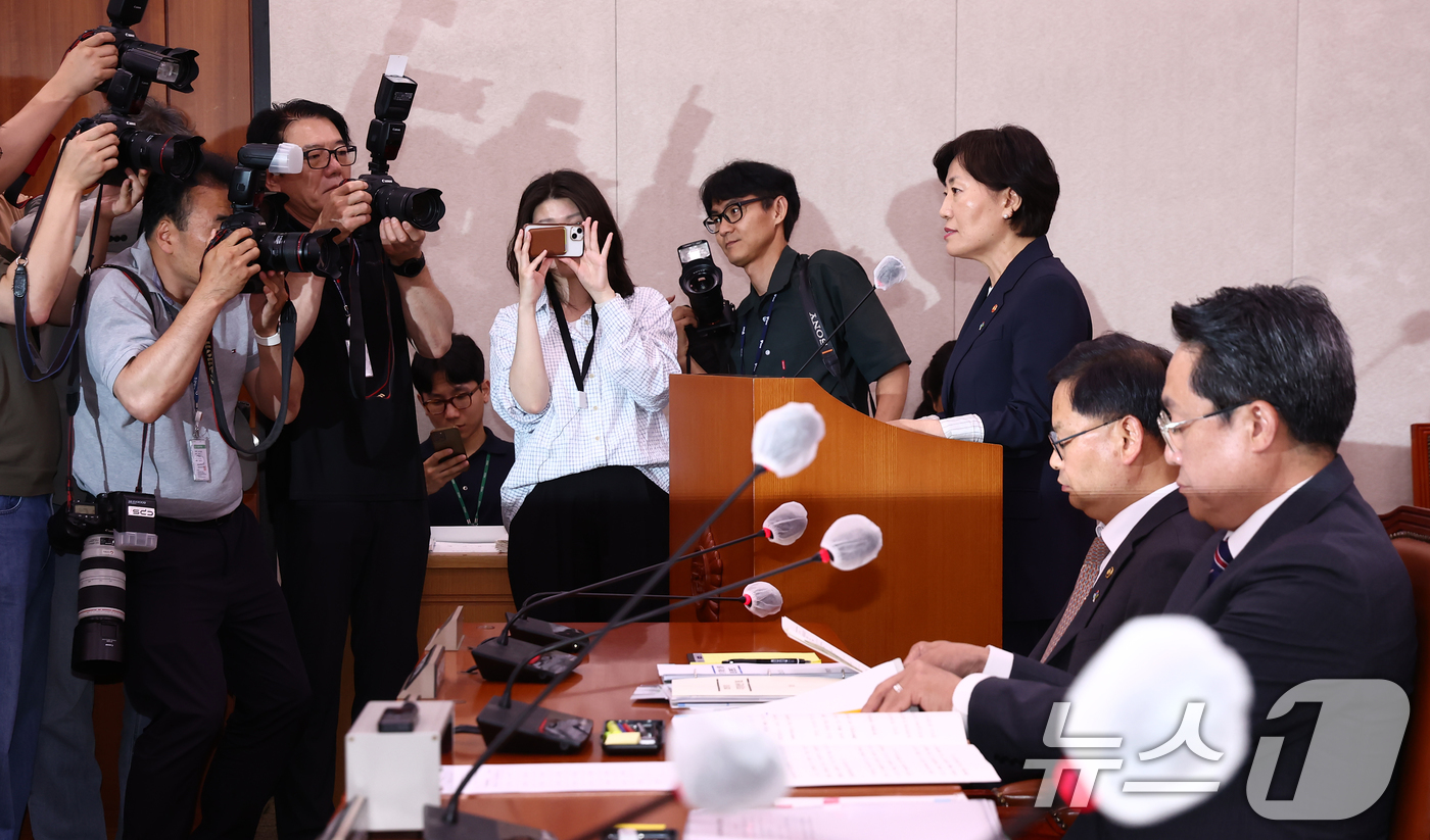 (서울=뉴스1) 김민지 기자 = 송미령 농림축산식품부 장관이 25일 오후 서울 여의도 국회에서 열린 농림축산식품해양수산위원회 전체회의에서 추경안에 대해 보고하고 있다. 2025.6 …