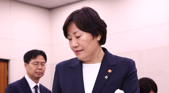 '유임' 송미령 장관, 국회 농해수위 전체회의 출석