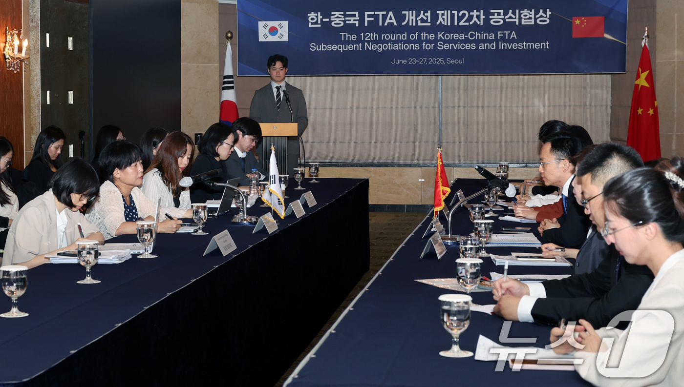 (서울=뉴스1) = 권혜진 산업통상자원부 자유무역협정교섭관이 25일 서울 소공동 롯데호텔에서 류 춘용 중국 상무부 국제사 부사장을 비롯한 양국 정부대표단이 참석한 가운데 열린 '제 …