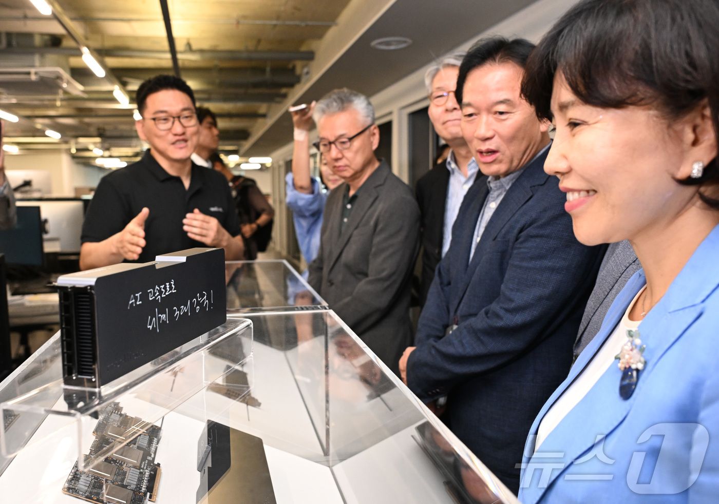 (성남=뉴스1) 김영운 기자 = 정태호 국정기획위원회 경제1분과 위원장과 분과·전문위원이 25일 오후 경기 성남시 분당구 AI반도체 스타트업 리벨리온 본사를 방문해 박성현 리벨리온 …