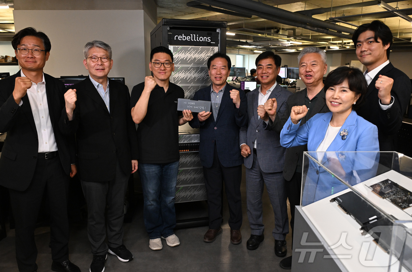 (성남=뉴스1) 김영운 기자 = 정태호 국정기획위원회 경제1분과 위원장과 분과·전문위원이 25일 오후 경기 성남시 분당구 AI반도체 스타트업 리벨리온 본사를 방문해 박성현 리벨리온 …