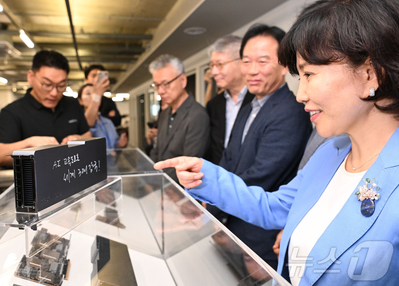 (성남=뉴스1) 김영운 기자 = 정태호 국정기획위원회 경제1분과 위원장과 분과·전문위원이 25일 오후 경기 성남시 분당구 AI반도체 스타트업 리벨리온 본사를 방문해 박성현 리벨리온 …