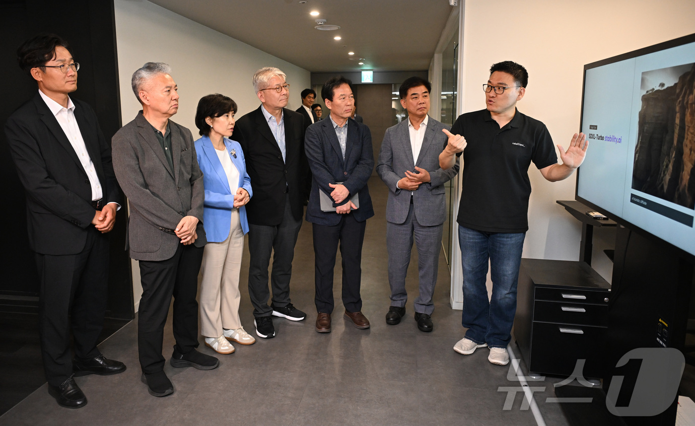 (성남=뉴스1) 김영운 기자 = 정태호 국정기획위원회 경제1분과 위원장과 분과·전문위원이 25일 오후 경기 성남시 분당구 AI반도체 스타트업 리벨리온 본사를 방문해 박성현 리벨리온 …