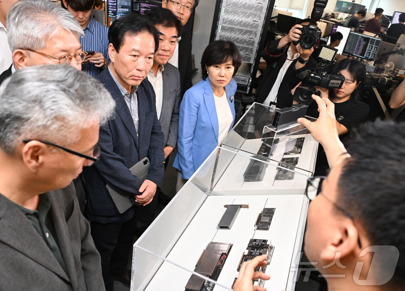 (성남=뉴스1) 김영운 기자 = 정태호 국정기획위원회 경제1분과 위원장과 분과·전문위원이 25일 오후 경기 성남시 분당구 AI반도체 스타트업 리벨리온 본사를 방문해 박성현 리벨리온 …