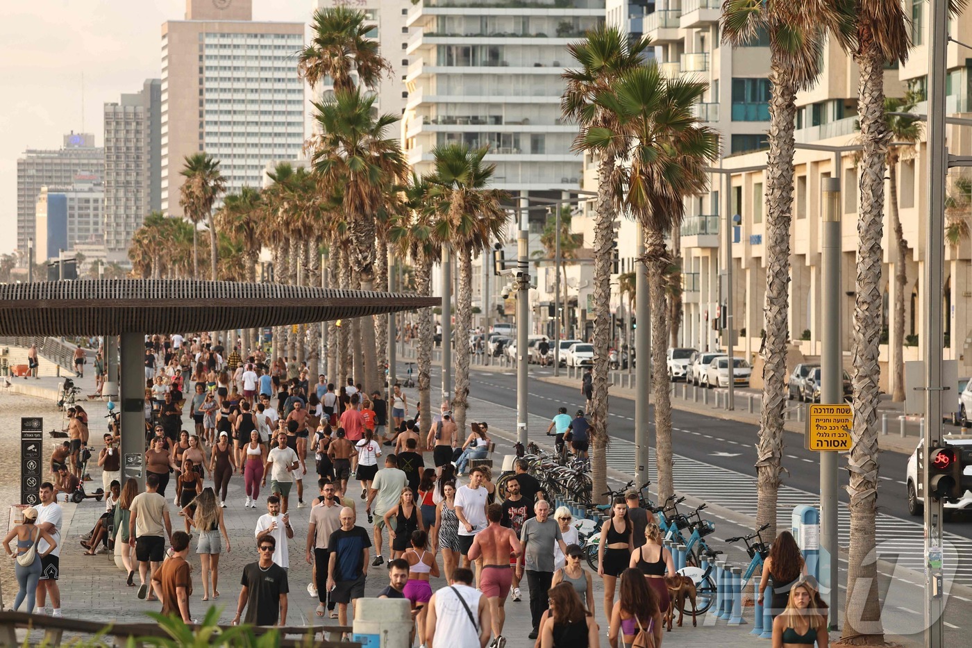 (텔아비브 AFP=뉴스1) 김예슬 기자 = 24일(현지시간) 이스라엘과 이란 간 휴전 이후 이스라엘 텔아비브 해변을 걷는 사람들. 25.06.24ⓒ AFP=뉴스1