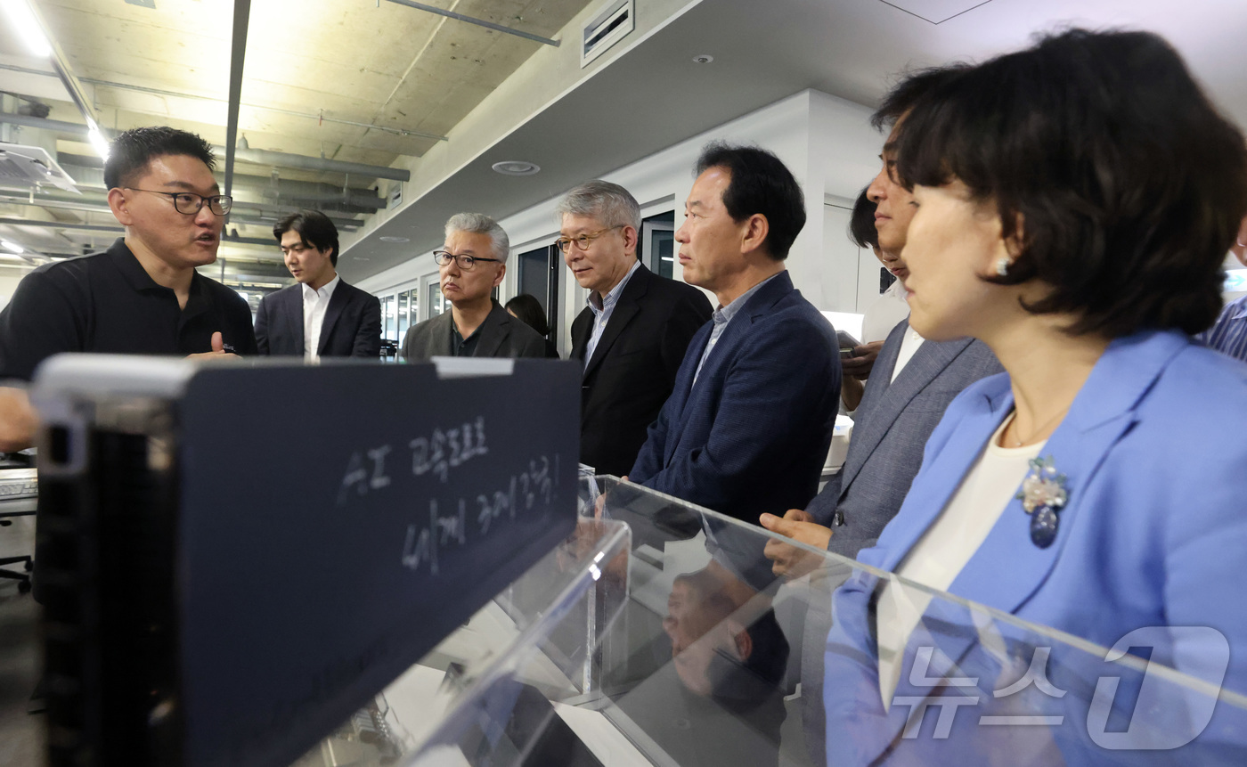 (성남=뉴스1) 김영운 기자 = 정태호 국정기획위원회 경제1분과위원장과 분과위원들이 25일 오후 경기 성남시 AI 반도체 혁신기업 리벨리온을 방문해 간담회에 앞서 박성현 리벨리온 …
