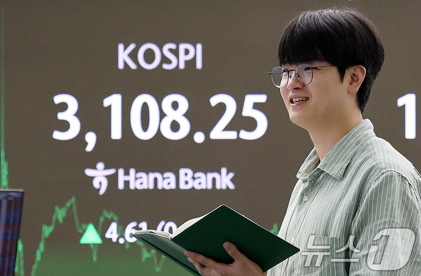 (서울=뉴스1) 박지혜 기자 = 25일 서울 중구 하나은행 딜링룸 전광판에 코스피 종가가 표시되고 있다. 이날 코스피 지수는 전 거래일 대비 4.61p(0.15%) 오른 3108. …