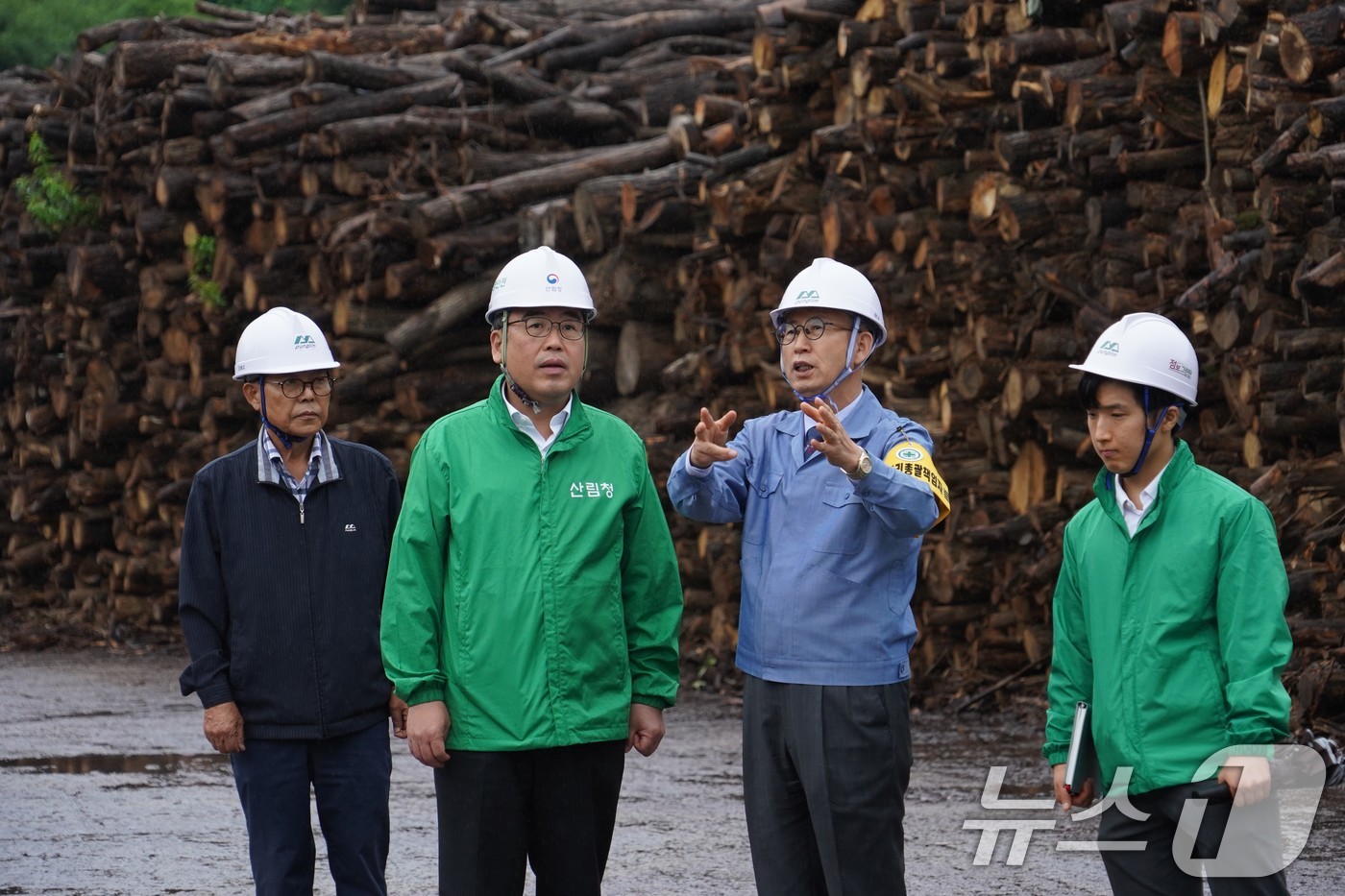 (서울=뉴스1) = 임상섭 산림청장이 25일 충북 괴산군에서 목재 제조·가공 업체 및 목재산업단체와 생산설비를 점검하고 있다. (산림청 제공. 재판매 및 DB 금지) 2025.6. …
