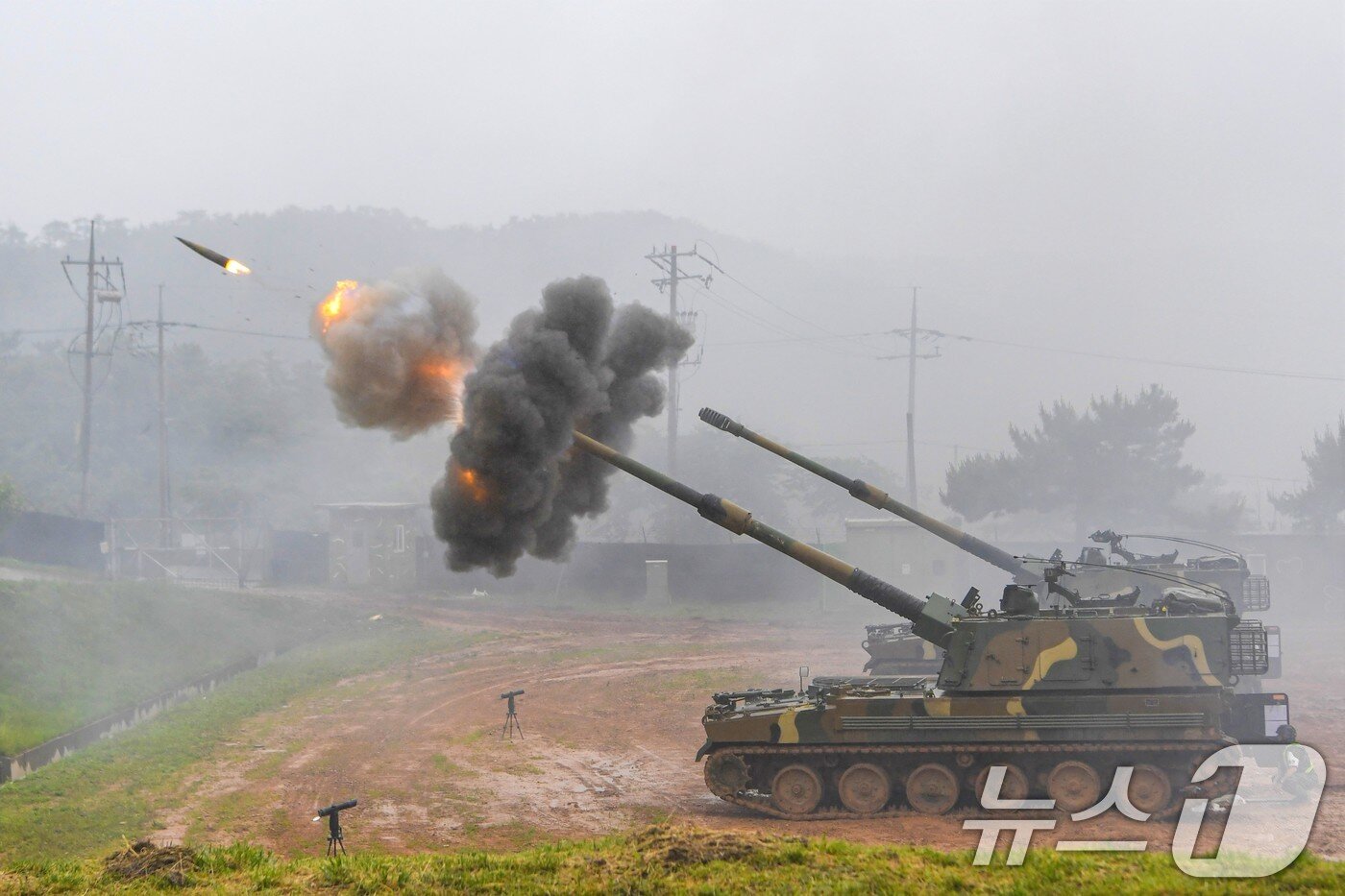 본문 이미지 - K-9자주포가 사격을 실시하고 있다. &#40;자료사진. 해병대 제공. 재판매 및 DB 금지&#41; 2025.6.25/뉴스1