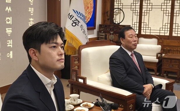 본문 이미지 - 김용태 국민의힘 비상대책위원장&#40;왼쪽&#41;과 최민호 세종시장이 25일 세종시청에서 만나 기자들의 질문을 듣고 있다. / 뉴스1  