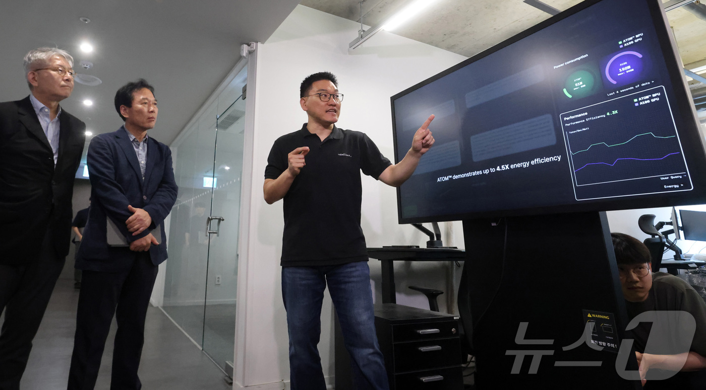 (성남=뉴스1) 김영운 기자 = 정태호 국정기획위원회 경제1분과위원장과 분과위원들이 25일 오후 경기 성남시 AI 반도체 혁신기업 리벨리온을 방문해 간담회에 앞서 박성현 리벨리온 …