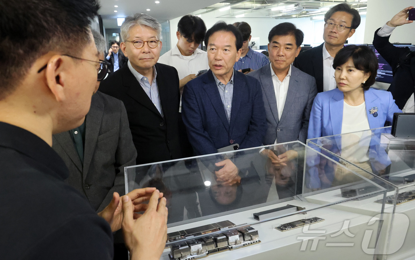 (성남=뉴스1) 김영운 기자 = 정태호 국정기획위원회 경제1분과위원장과 전문위원들이 25일 오후 경기 성남시 AI 반도체 혁신기업 리벨리온을 방문해 간담회에 앞서 박성현 리벨리온 …