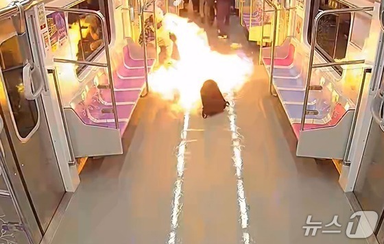 페트병 든 '5호선 그놈' 승객 틈 노란 액체 콸콸…3초뒤 불바다[CCTV 영상] 