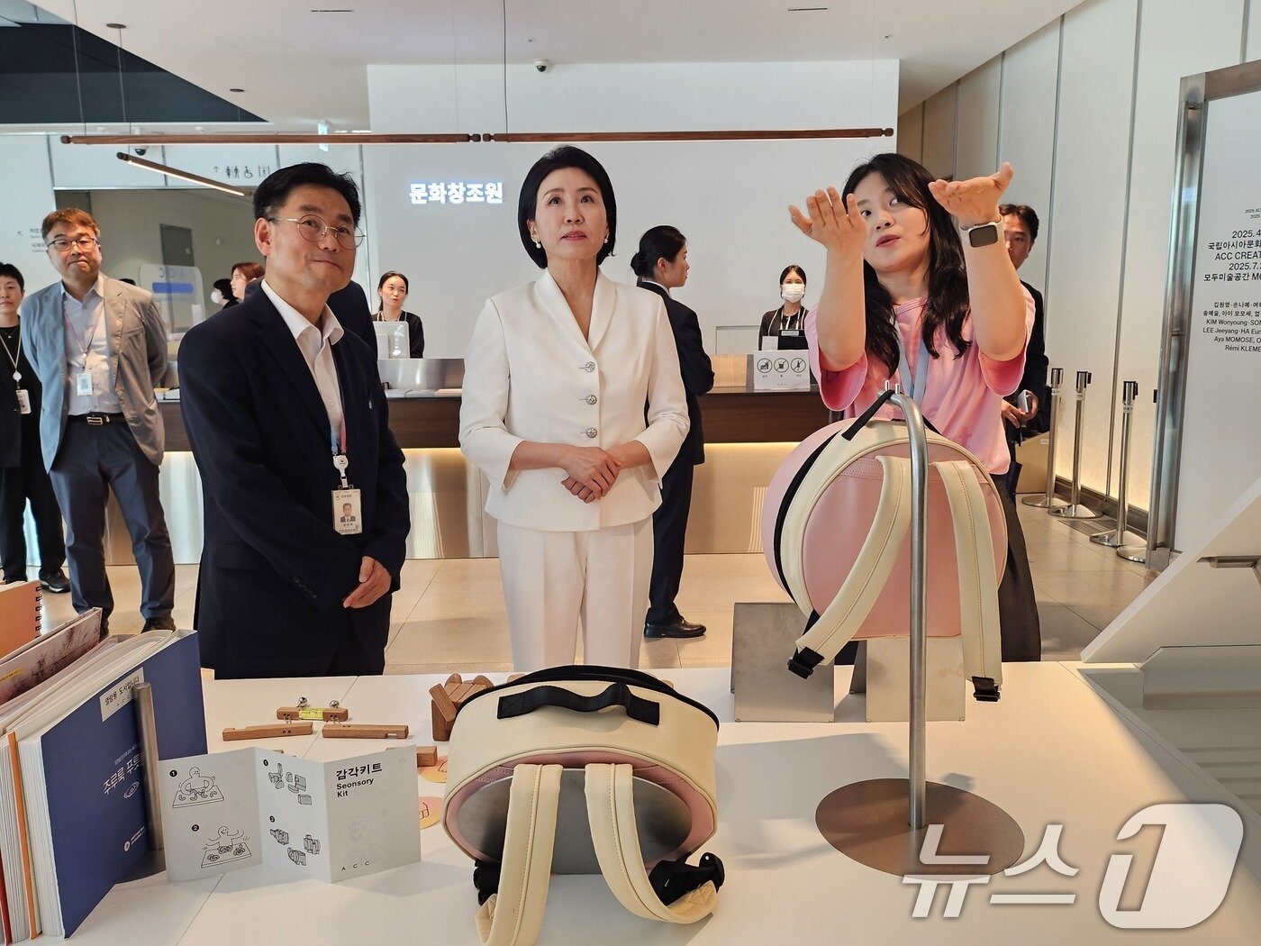 본문 이미지 - 김혜경 여사가 25일 광주 동구 국립아시아문화전당&#40;ACC&#41;을 찾아 김상욱 전당장과 함께 내부를 살펴보고 있다. 2025.6.25/뉴스1 ⓒ News1 이수민 기자