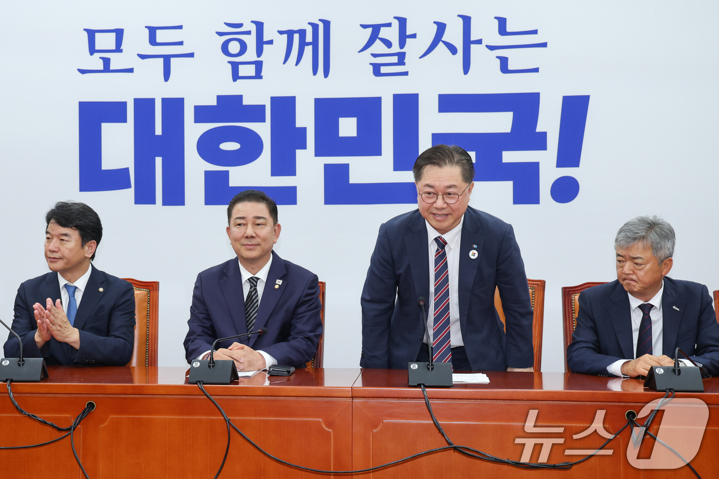 (서울=뉴스1) 안은나 기자 = 박일준 대한상공회의소 부회장이 25일 오후 서울 여의도 국회에서 열린 김병기 더불어민주당 대표 직무대행 겸 원내대표-경제6단체 상근부회장단 면담에 …