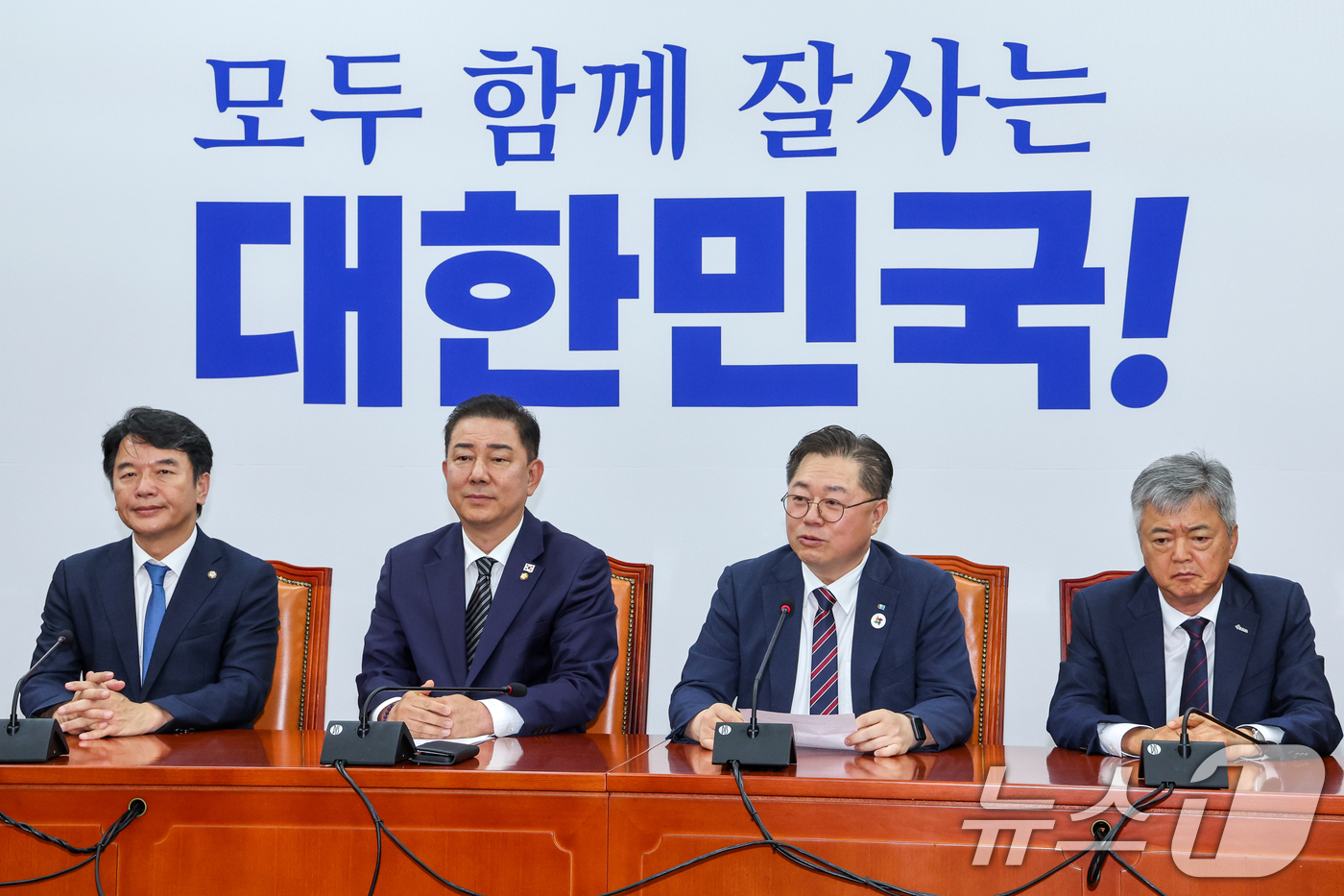 (서울=뉴스1) 안은나 기자 = 박일준 대한상공회의소 부회장이 25일 오후 서울 여의도 국회에서 열린 김병기 더불어민주당 대표 직무대행 겸 원내대표-경제6단체 상근부회장단 면담에 …