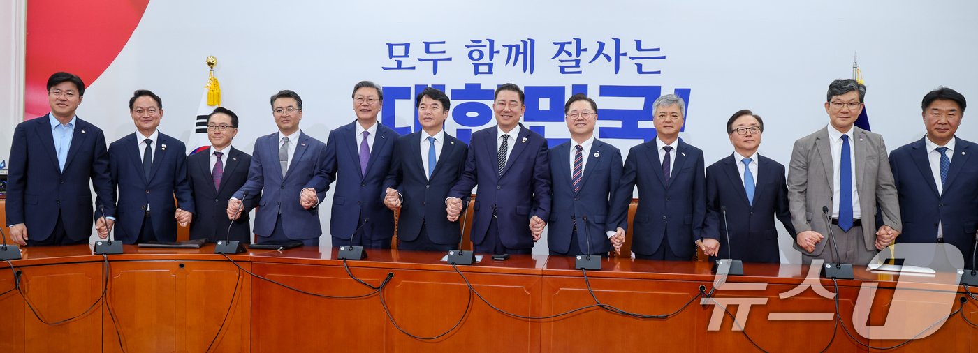 (서울=뉴스1) 안은나 기자 = 김병기 더불어민주당 대표 직무대행 겸 원내대표가 25일 오후 서울 여의도 국회에서 경제6단체 상근부회장단 면담에 앞서 기념 촬영하고 있다.왼쪽부터 …