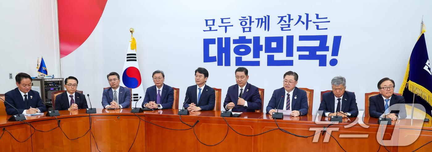 (서울=뉴스1) 안은나 기자 = 박일준 대한상공회의소 부회장이 25일 오후 서울 여의도 국회에서 열린 김병기 더불어민주당 대표 직무대행 겸 원내대표-경제6단체 상근부회장단 면담에 …